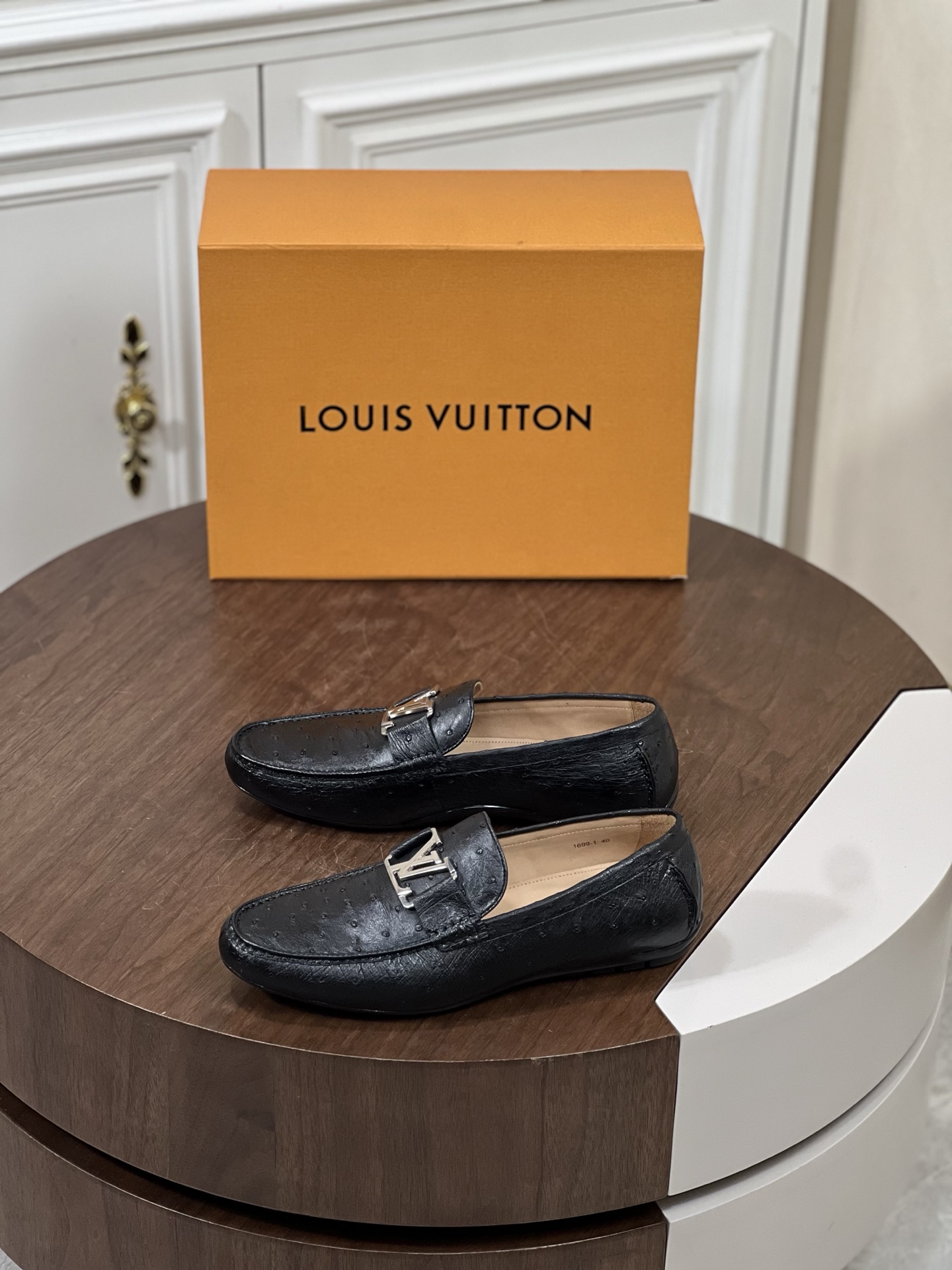 NO:275232,New product Louis*V~ High-end men's ostrich fabric loafers driving shoes. The upper is made of imported real ostrich. Top luxury. The brand letter logo returns to the field of vision. It is paired with hardware logo design, supplemented by a fine rubber outsole to continuously upgrade the comfort. Size38-44 Size in stock, louis vuitton,loafers19860909新品 Loui*V～高端男士鸵鸟面料乐福鞋 驾车鞋. 鞋面采用进口真鸵鸟打造.顶级奢靡.品牌字母标识回归视野.搭配五金logo设计,辅以细橡胶外底令舒适感持续升级. Size38-44 齐码现货 批,,louis vuitton,loafers,Men's shoes