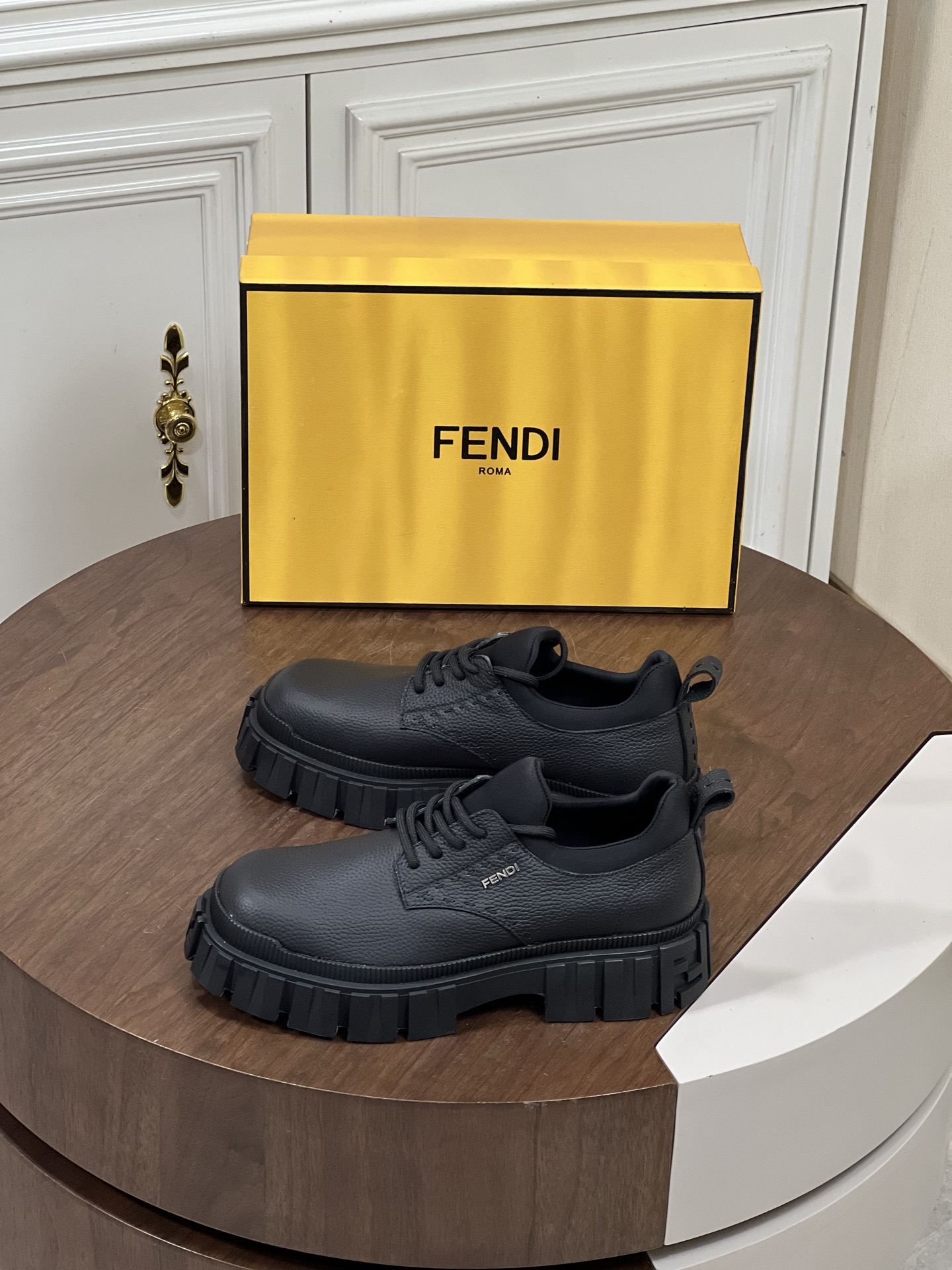 NO:275233,New FENDI Force lace-up shoes from Stefano Pilati design series, made of black leather. Decorated with FF Eclissi jacquard fabric inlay, hand-dyed edges. Lightweight rubber sole with FF embossed details. Imported cowhide, TPU outsole Size: 39-44 (customized by 38.45),,fendi,fendi,cowhide19860909新品FENDI芬迪 Force系带鞋 来自Stefano Pilati设计系列,采用黑色皮革材质. 饰有FF Eclissi提花布料嵌饰,边緣手工染色.轻盈橡胶鞋底,带FF压花细节. 进口牛皮,TPU大底 Size:39-44(38.45定制）,,fendi,fendi,cowhide,Men's shoes