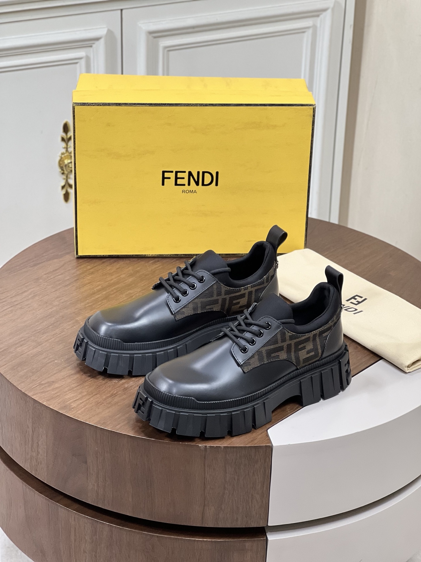 NO:275236,New FENDI Force lace-up shoes from Stefano Pilati design series, made of black leather. Decorated with FF Eclissi jacquard fabric inlay, hand-dyed edges. Lightweight rubber sole with FF embossed details. Imported cowhide, TPU outsole Size: 39-44 (customized by 38.45),,fendi,fendi,cowhide19860909新品FENDI芬迪 Force系带鞋 来自Stefano Pilati设计系列,采用黑色皮革材质. 饰有FF Eclissi提花布料嵌饰,边緣手工染色.轻盈橡胶鞋底,带FF压花细节. 进口牛皮,TPU大底 Size:39-44(38.45定制）,,fendi,fendi,cowhide,Men's shoes