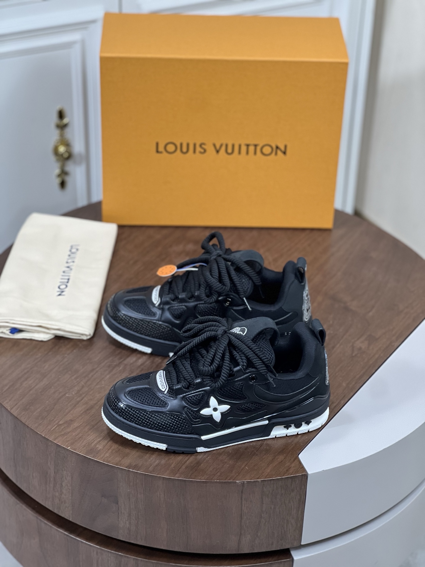 NO:275239,Louis*V Donkey TRAINER series of couple basketball sneakers This sneaker is made of Monogram calfskin, showing Virgil Abloh, the artistic director of Donkey Men's clothing, and embellishes the Vuitton logo. The rubber outsole tongue, rear and sides are decorated with LV letters, Vuitton logo on the sides, and Monogram flowers on the outsole. Size35-45 (customized for men 38.45, women 40),,louis vuitton,louis vuitton,louis vuitton,louis vuitton,sneakers,cowhide19860909Loui*V 驴家TRAINER 系列情侣款篮球运动鞋 本款运动鞋取材 Monogram 小牛皮,展现驴家男装艺术总监 Virgil Abloh 对复古篮球鞋的个性诠释,点缀 Vuitton 标识.橡胶外底鞋舌、后部和侧面饰有 LV 字母,侧面饰有 Vuitton 标识,外底饰有 Monogram 花卉. Size35-45（男38.45、女40定做）,,louis vuitton,louis vuitton,louis vuitton,louis vuitton,sneakers,cowhide,Men's shoes