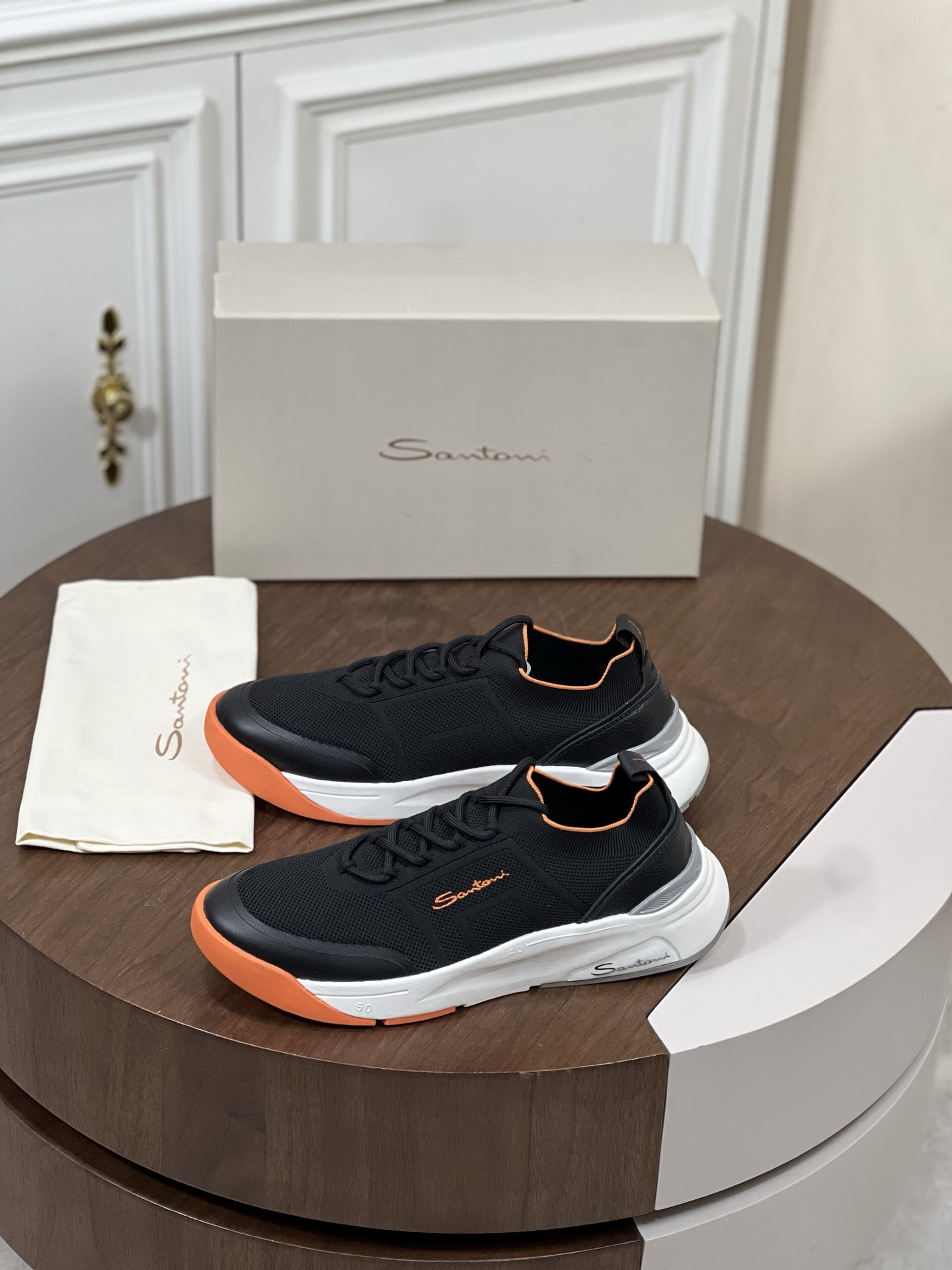 NO:275245,New Santoni (Santoni) Italian men's handmade calfskin shoes are shipped!  This upper is made of imported grained calfskin, and you will see clear pores when you push it back from the back of the leather!  The calf is imported into the inside, without slipping or fading!  The large sole is made of IP and TPU negatives, making the foot easy and comfortable!  The brand's special mold opening foot bed, with a high elastic foam in the middle of the insole, and the foot is light and easy. The exclusive private model is controllable and available for a long time!  Original box packaging, with shoe storage bag!  Size39-44 (45 customization), cowhide19860909新品Santoni(圣东尼）意大利男士手工小牛皮鞋出货！ 此款鞋面面料采用进囗粒面摔花小牛皮,从皮料反面顶起来会看到很清晰的毛孔！内里进囗小牛里,不打滑,不掉色！大底采用ip大底加tpu底片组合成型,上脚轻便舒适！品牌专用开模脚床,鞋垫中间有一层高弹泡棉上脚轻快.独家私模可控,长期有货！原盒包装,配鞋履收纳袋！ Size39-44（45定制）,,cowhide,Men's shoes