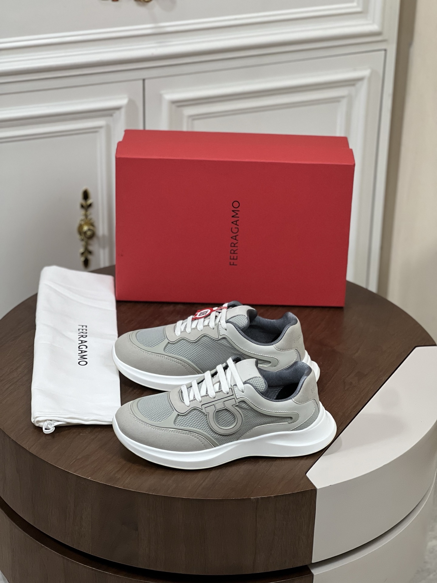 NO:275248,New Ferragamo Men's Gancini Buckle Low-top Casual Shoes This urban-style casual shoe boldly combines a variety of fabrics, cleverly uses high-tech mesh fabric and smooth leather to create a unique high-end look. The Gancini Buckle is embellished on the side, paired with padded shoe mouth and tongue, combined with a striking light rubber sole, making the design more exquisite. Material: fabric is matched with leather splicing, and the TPU line finishes the outline of the entire shoe!  Size39-44 (38.45.46 customized), ferragamo, ferragamo19860909新品Ferragamo菲拉格慕男士Gancini扣饰低帮休闲鞋 这款都市风格休闲鞋大胆融合多种面料,巧妙运用高科技网眼织物和光滑皮革,打造别出心裁的高端造型.侧面缀饰Gancini扣饰,搭配衬垫鞋口和鞋舌,结合醒目的轻盈橡胶鞋底,令设计更显考究.材质:织物搭配皮革拼接,TPU线条点睛整个鞋的轮廓！ Size39-44（38.45.46定做）,,ferragamo,ferragamo,Men's shoes