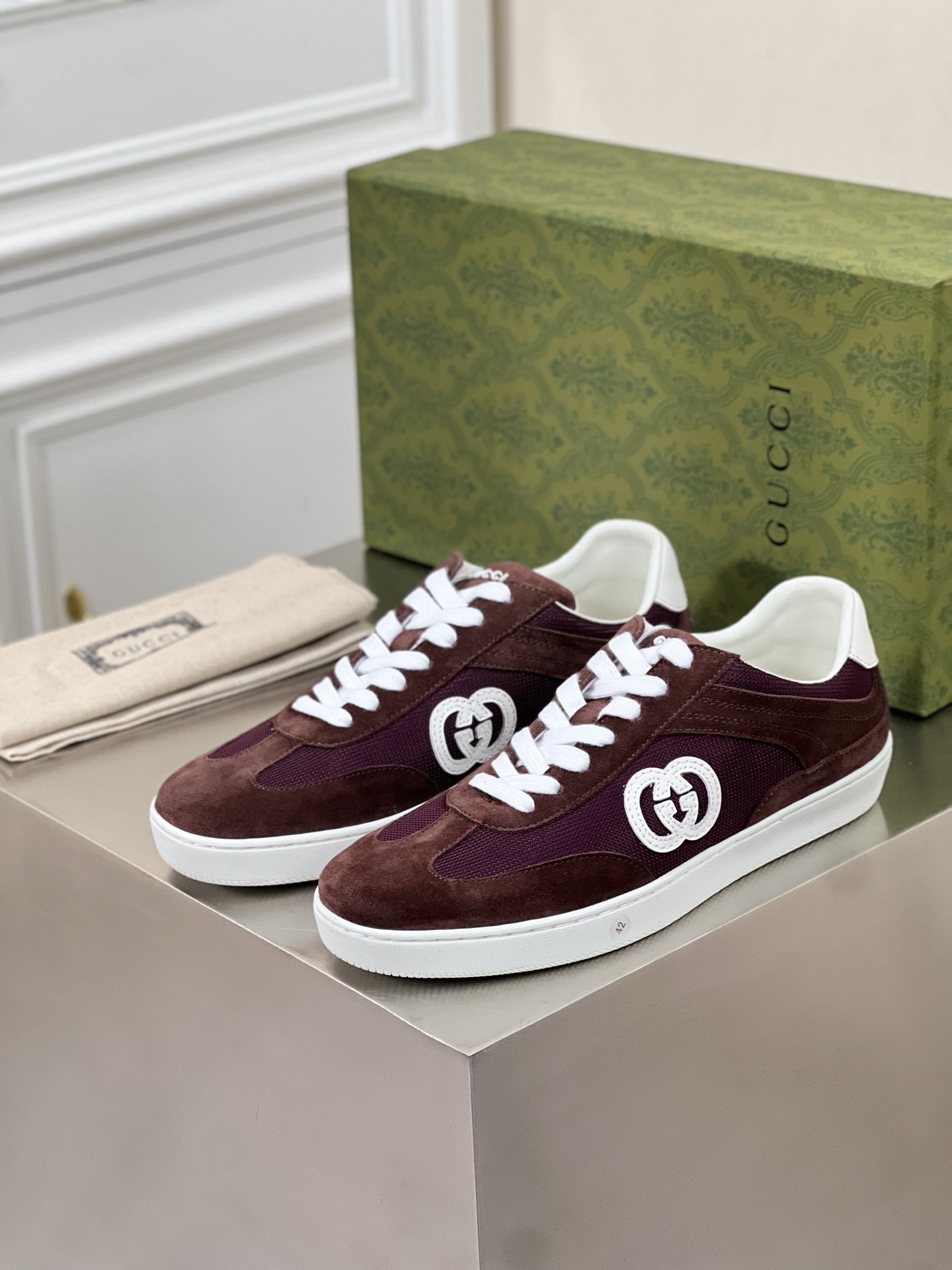 NO:275772,New Gucci Gucci Men's new interlocking double G splicing sneakers are shipped. High-quality products from Dongguan are available for details!  Spot sale (see if you are pursuing high quality and stable spot) As part of the Gucci Lido series, this item draws inspiration from the summer style and beach clubs on the Italian coast. This sneaker is carefully crafted with suede leather spliced ​​fabric mesh, and the side is embellished with interlocking double G logo and other Gucci classic symbolic elements, showing a unique style. Paired with classic striped bee rubber shoes, flat sole, soft sheepskin inner lining, cowhide feet, fashionable and stylish on the feet, and full set of original packaging!  Size39-44 (38.45.46 customization), gucci,gucci,sneakers,cowhide,sheepskin19860909新品Gucci 古驰 男士新款互扣式双G拼接运动鞋出货 莞产高品看细节！现货开售（追求高品质稳定现货的看过来) 作为Gucci Lido系列的一部分,这件单品从意大利海岸的夏日风情和海滩俱乐部汲取灵感.这款运动鞋以绒面皮革拼接织物网面精心打造,侧面缀饰互扣式双G标识等Gucci经典符号元素,尽显别样风采.搭配经典条纹蜜蜂橡胶鞋平底,柔软羊皮内里,牛皮垫脚,上脚时尚有型,配全套原包装！ Size39-44（38.45.46定制）,,gucci,gucci,sneakers,cowhide,sheepskin,Men's shoes