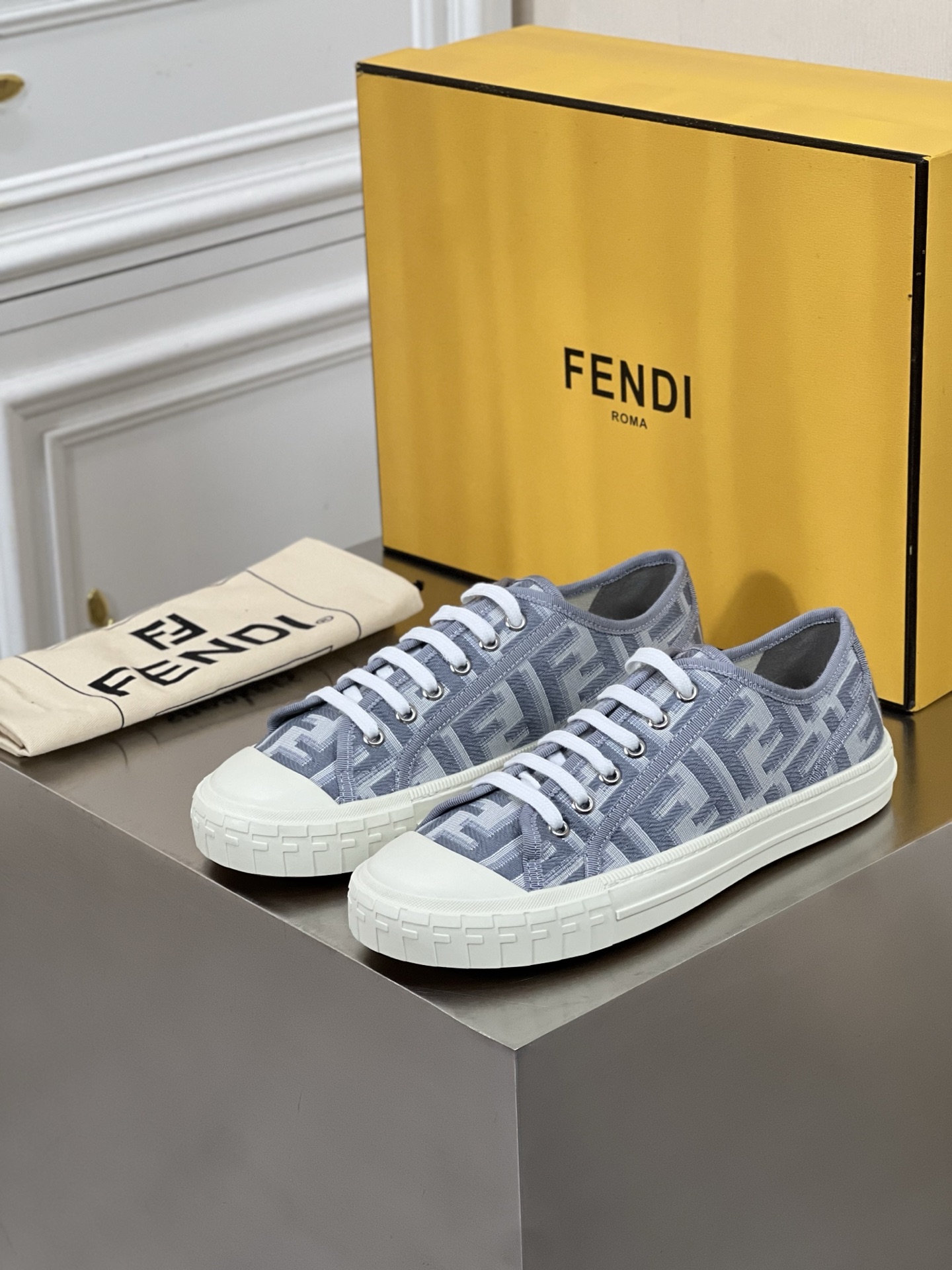 NO:275777,New Fend* Domino couples low-top canvas casual sneakers, small and lightweight sneakers. Imported fabric material, with brown and yellow jacquard pattern in tobacco leaves. Rubber sole, embossed FF pattern in topping. Size35-45 (customized by 45), fendi, sneakers19860909新品 Fend* Domino情侣款 低帮帆布休闲运动鞋,小巧轻便的运动鞋.进口布料材质,带有棕色和烟叶黄提花FF图案.橡胶鞋底,鞋头饰有凸纹压花FF图案. Size35-45（45定制）,,fendi,sneakers,Men's shoes