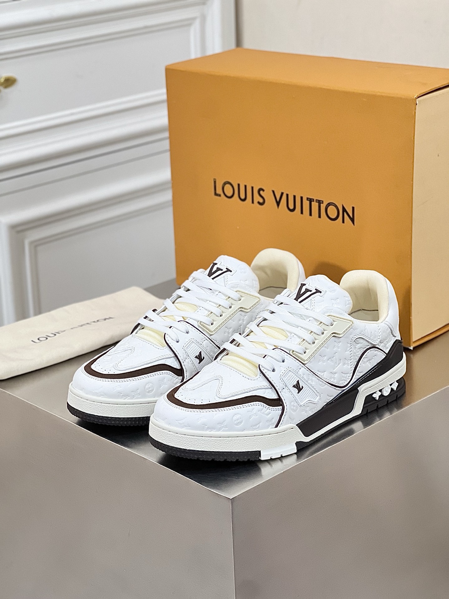 ••新品•• Loui*V TRAINER 高端男士低帮运动鞋 
此款 运动...