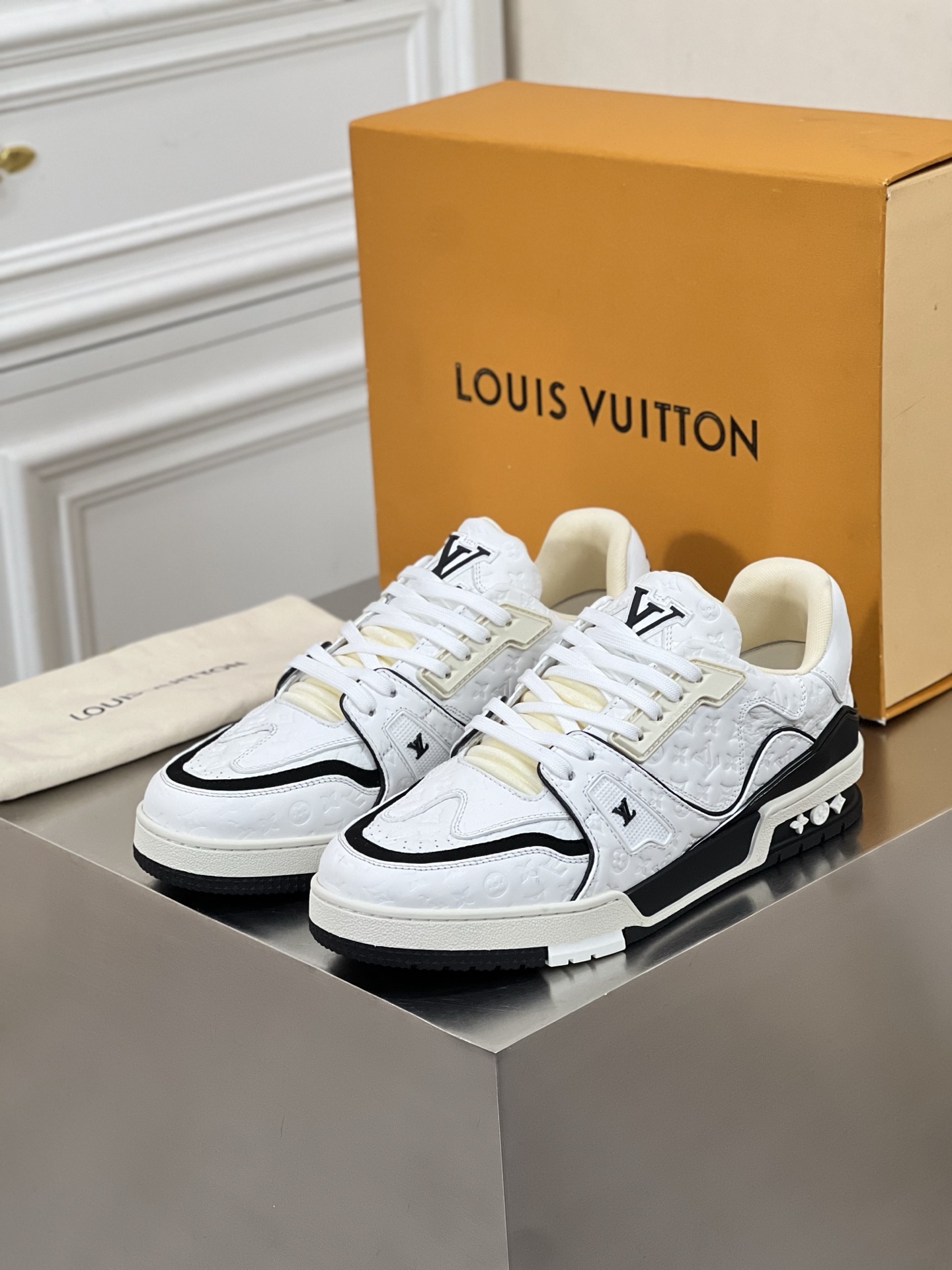 ••新品•• Loui*V TRAINER 高端男士低帮运动鞋 
此款 运动...