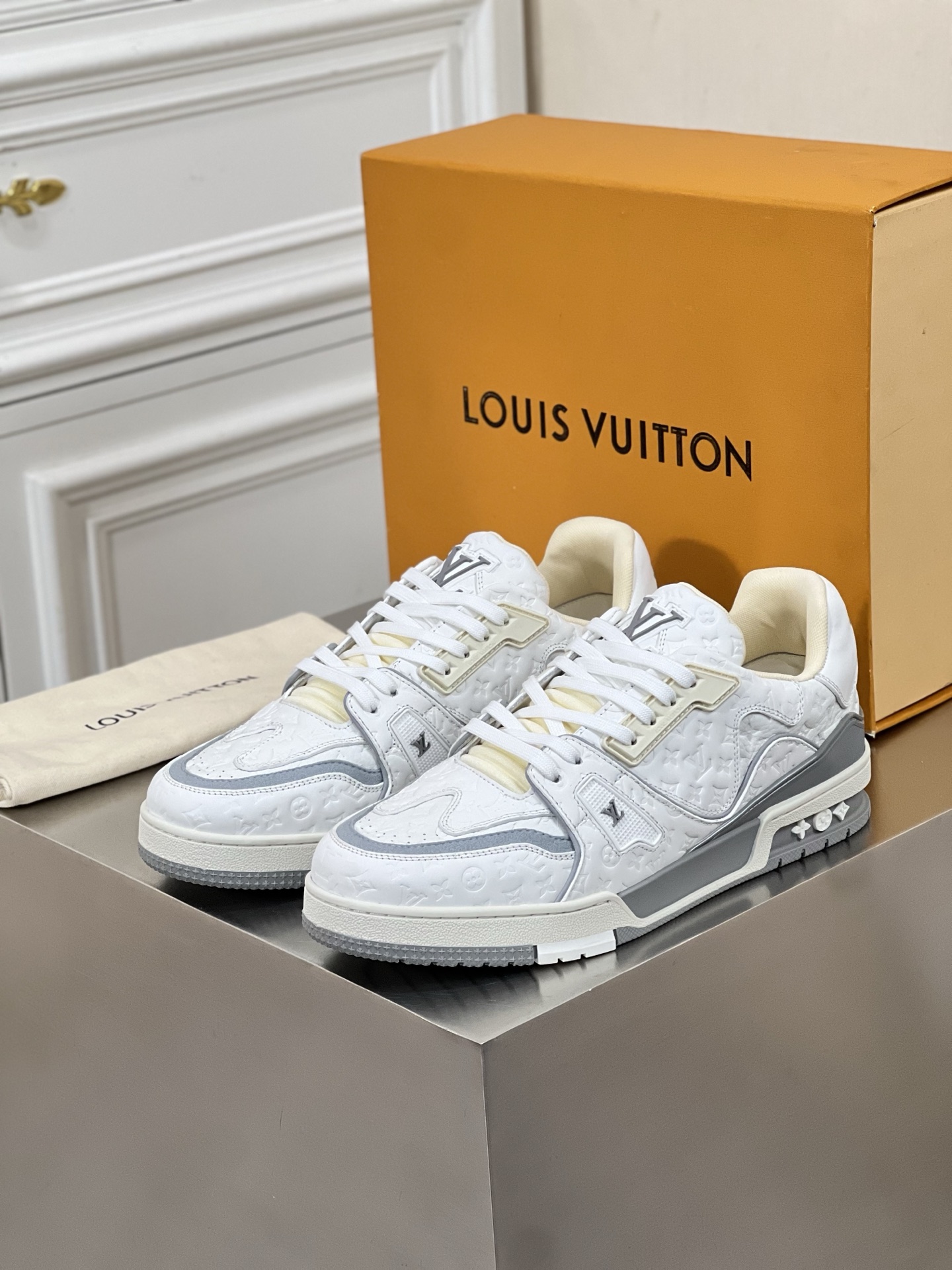 ••新品•• Loui*V TRAINER 高端男士低帮运动鞋 
此款 运动...