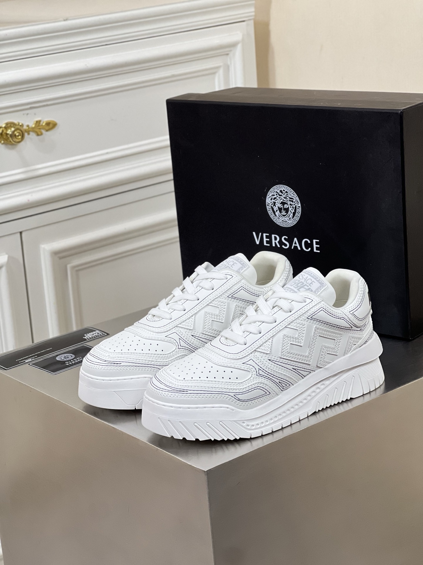 Versace Odissea 🆕艺术感超强的飞船鞋
整双鞋很具备结构感...