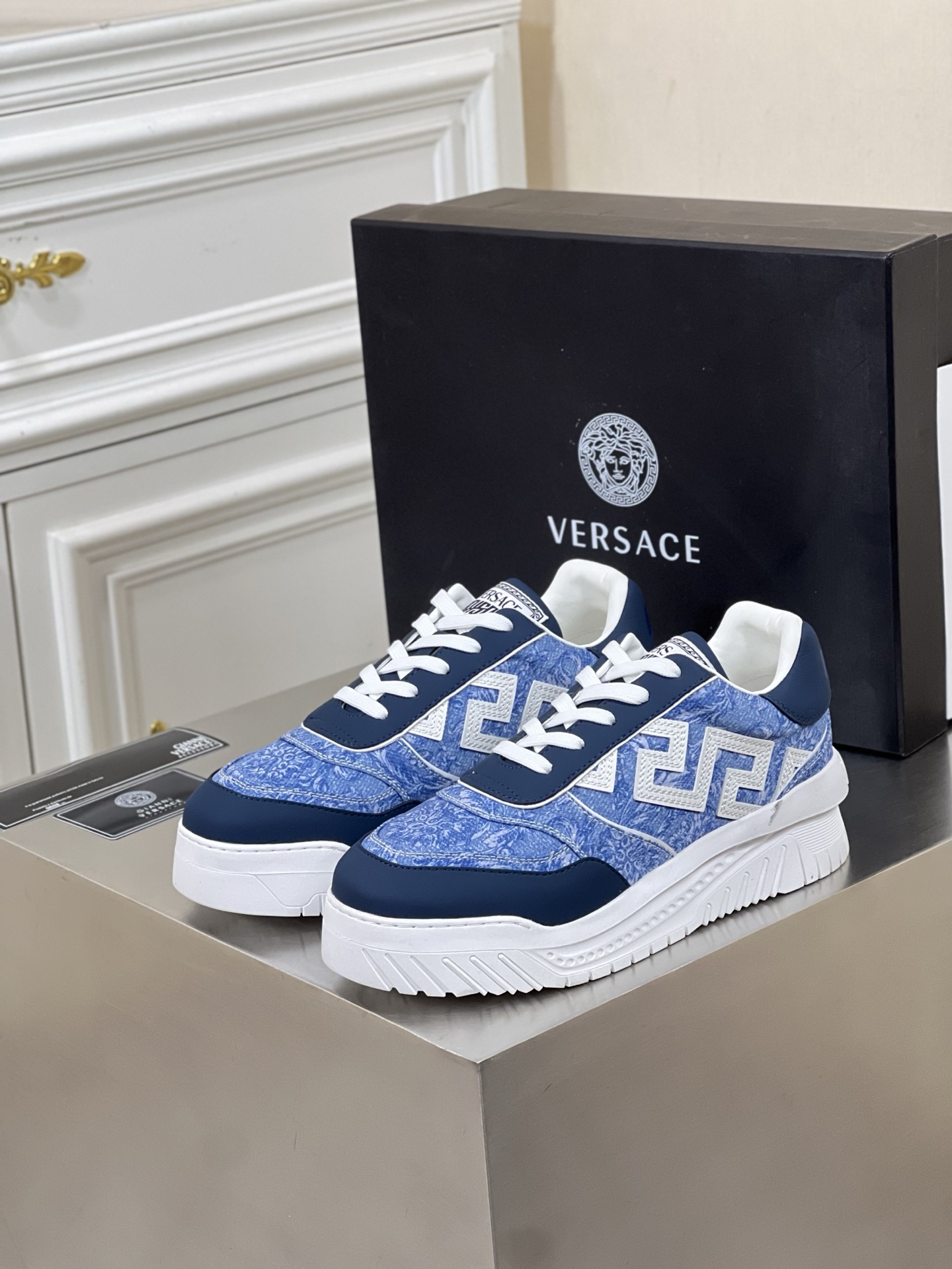 Versace Odissea 🆕艺术感超强的飞船鞋
整双鞋很具备结构感...
