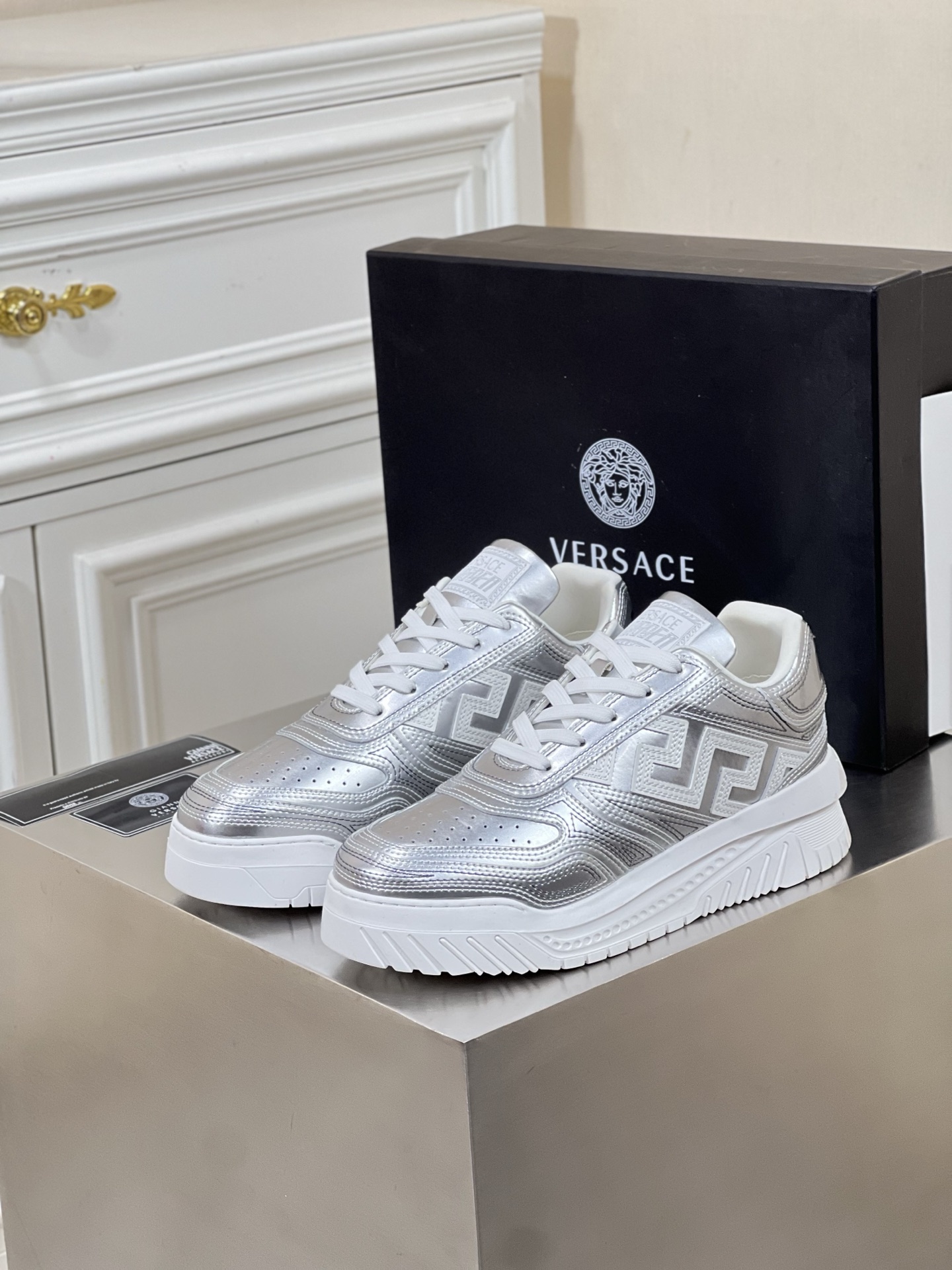 Versace Odissea 🆕艺术感超强的飞船鞋
整双鞋很具备结构感...
