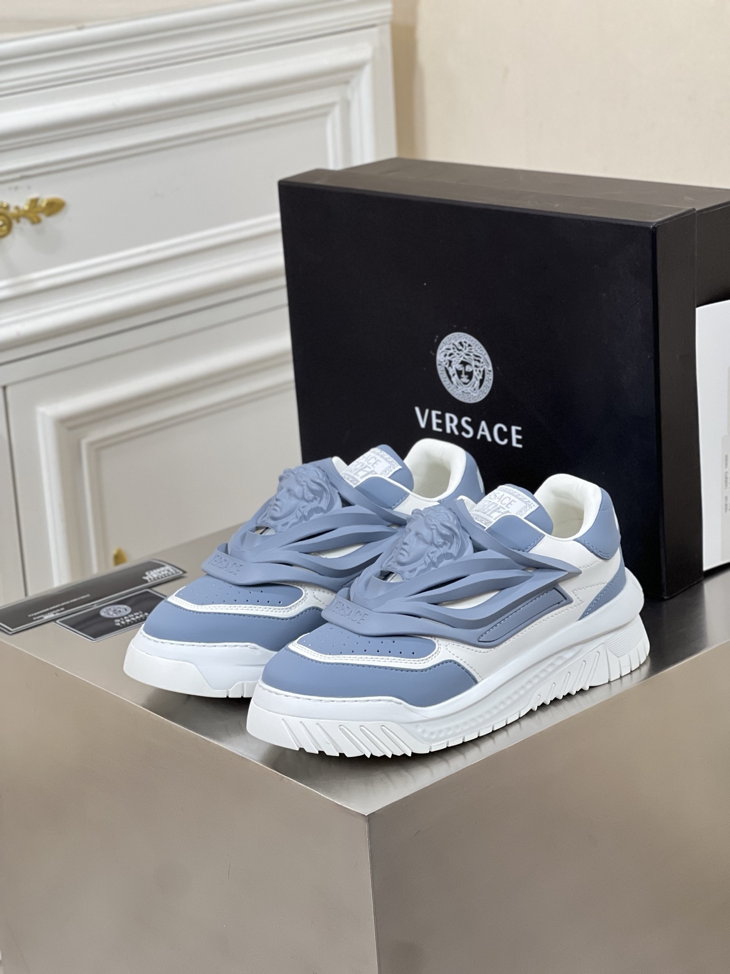 Versace Odissea 🆕艺术感超强的飞船鞋
整双鞋很具备结构感...