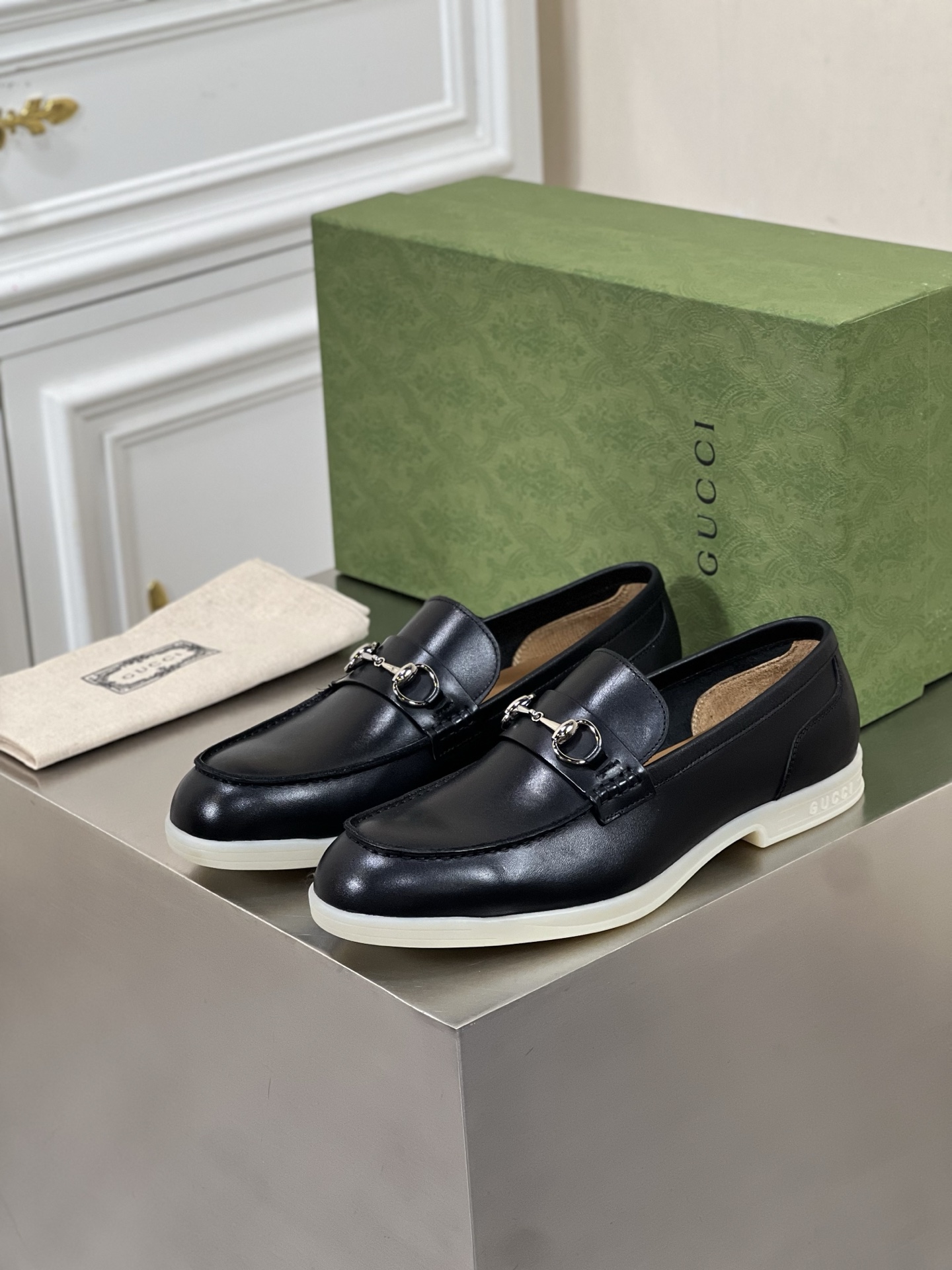 GUCCI/古驰男士莫卡辛套脚皮鞋！
鞋面采用进口小牛皮，标...