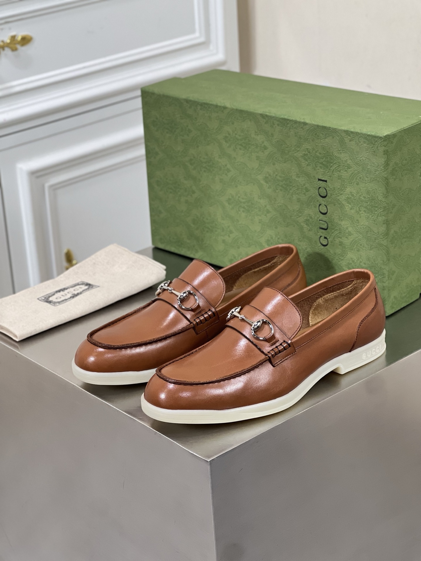 GUCCI/古驰男士莫卡辛套脚皮鞋！
鞋面采用进口小牛皮，标...