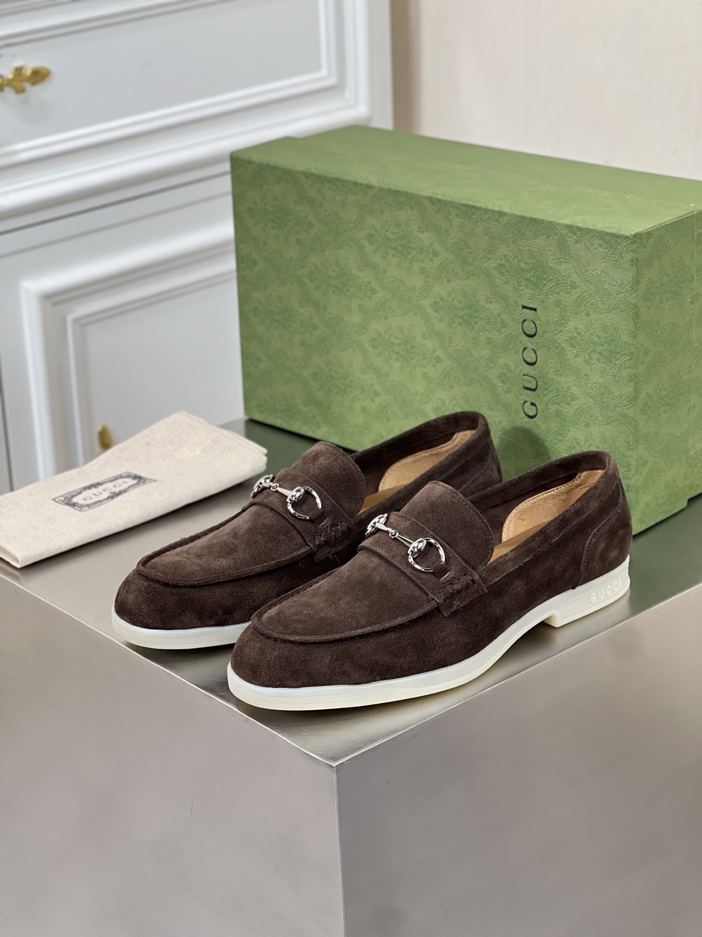 GUCCI/古驰男士莫卡辛套脚皮鞋！
鞋面采用进口小牛皮，标...