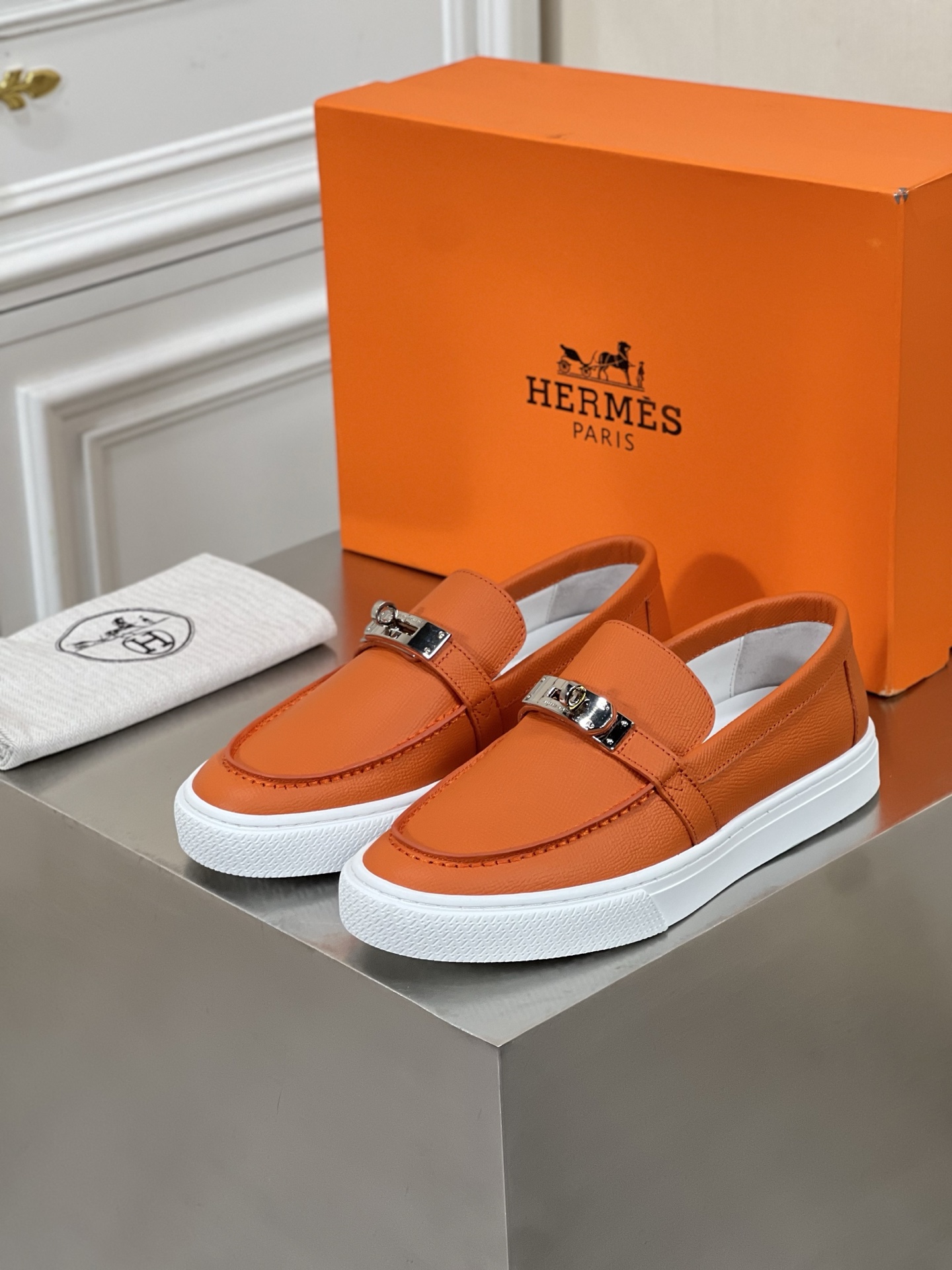 •• 新款•• Herme*_高端男士休闲鞋一脚蹬！
进口原版头...