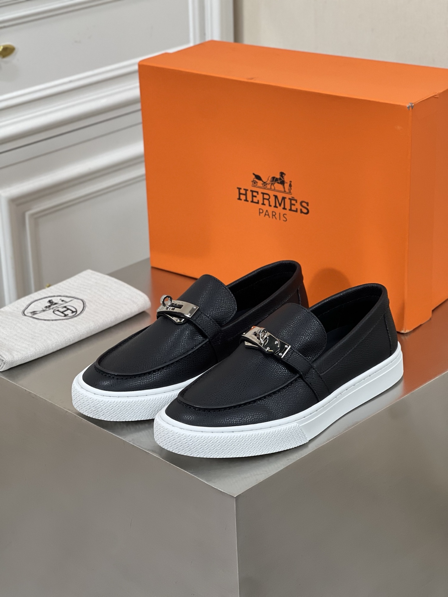 •• 新款•• Herme*_高端男士休闲鞋一脚蹬！
进口原版头...