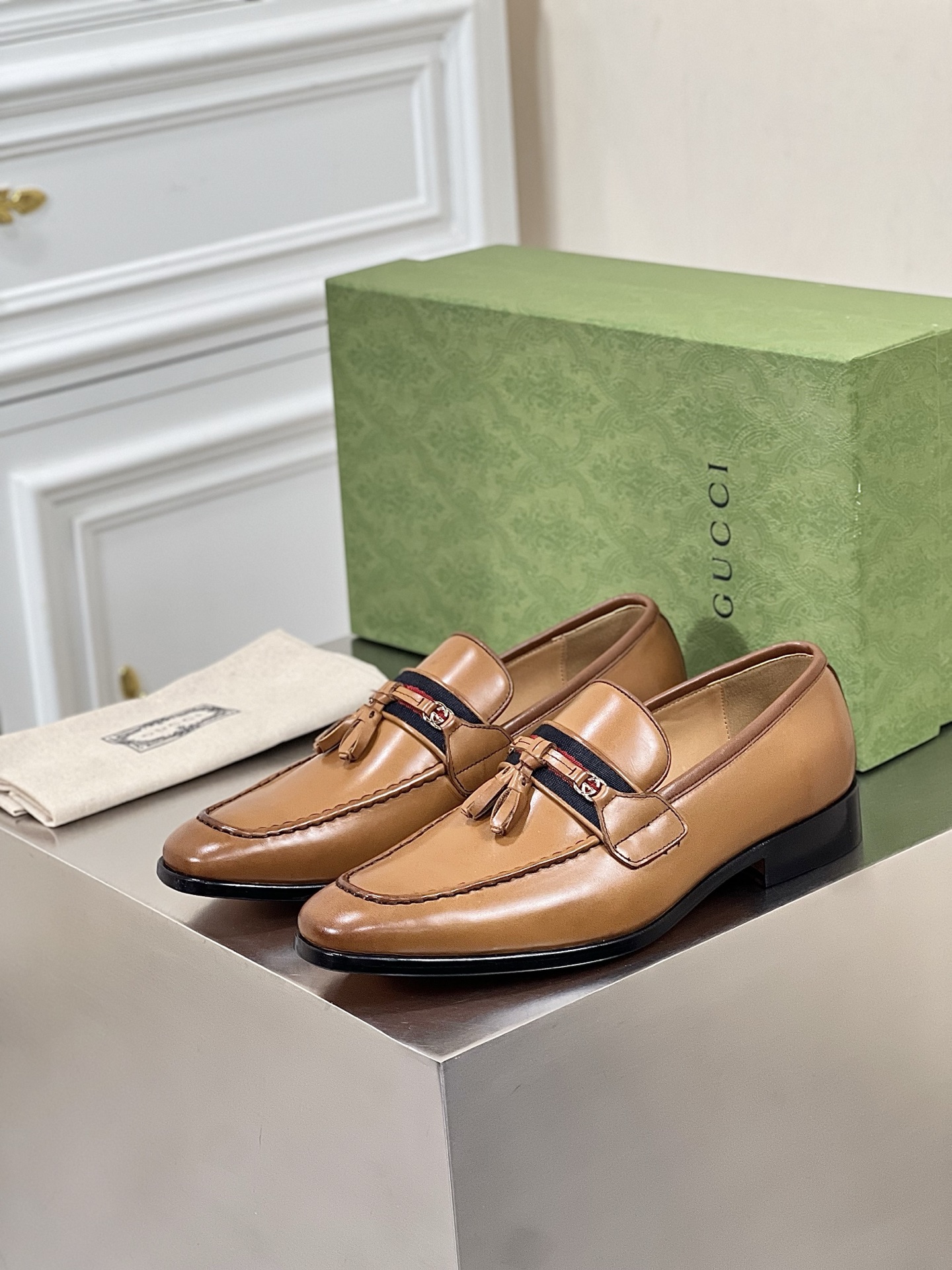 NO:275768,New Gucc* ~ Top Men's Business Casual Shoes Loafers. Original imported beaded cowhide with an original buckle, classic red and green webbing, tassel design cowhide inner cowhide footbed original genuine leather sole!  Size38-44 (45.46 customization), gucci,loafers,cowhide,Leather soles19860909新品Gucc*～顶级男士商务 休闲鞋 乐福鞋. 原版进口开边珠牛皮 原版扣饰经典红绿织带 流苏设计牛皮内里牛皮垫脚原版真皮大底！ Size38-44（45.46定制）,,gucci,loafers,cowhide,Leather soles,Men's shoes