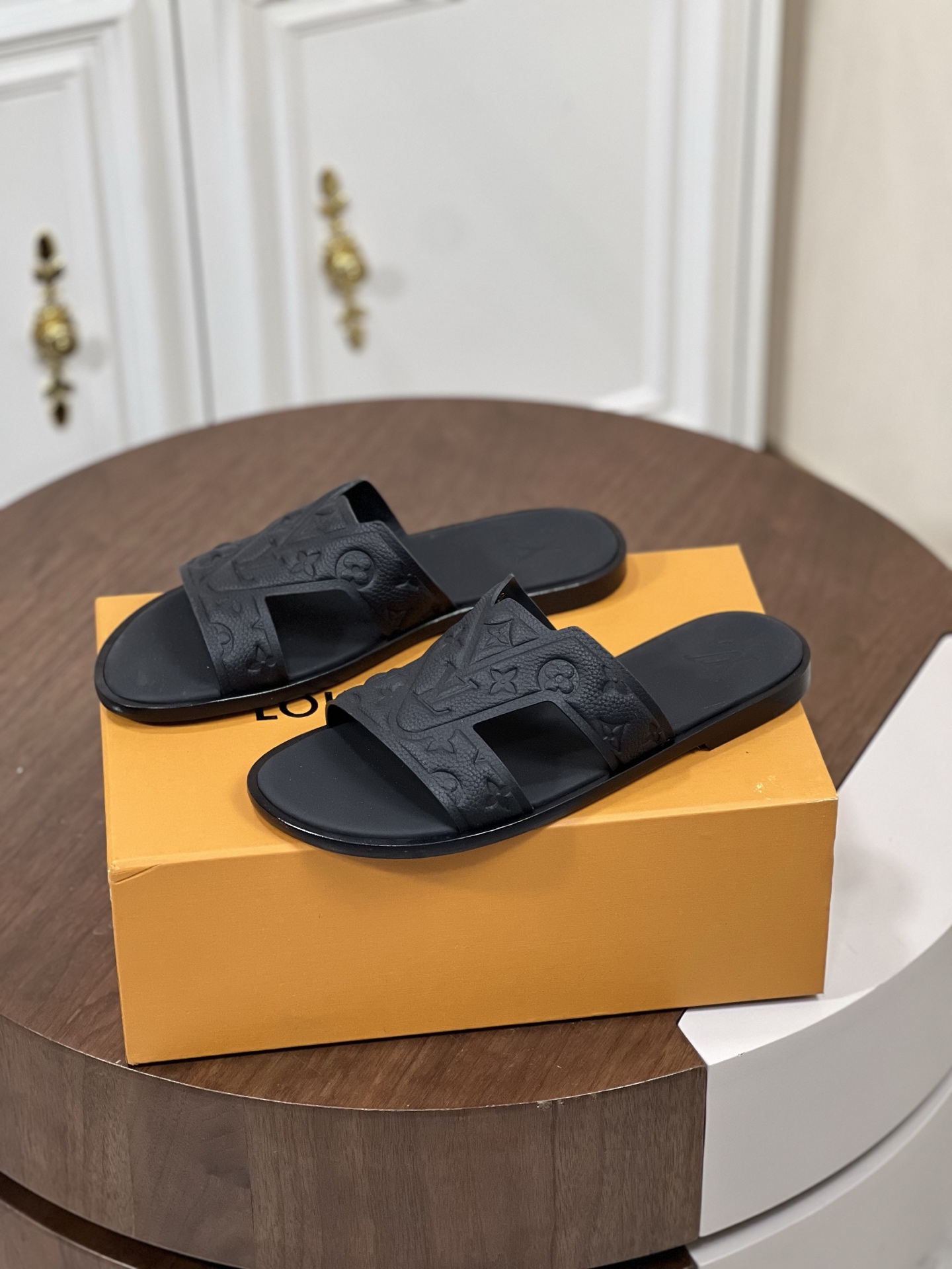 本款 Loui*V Oasis 凉拖
取材 Monogram 丹宁布和进口牛皮压花，...