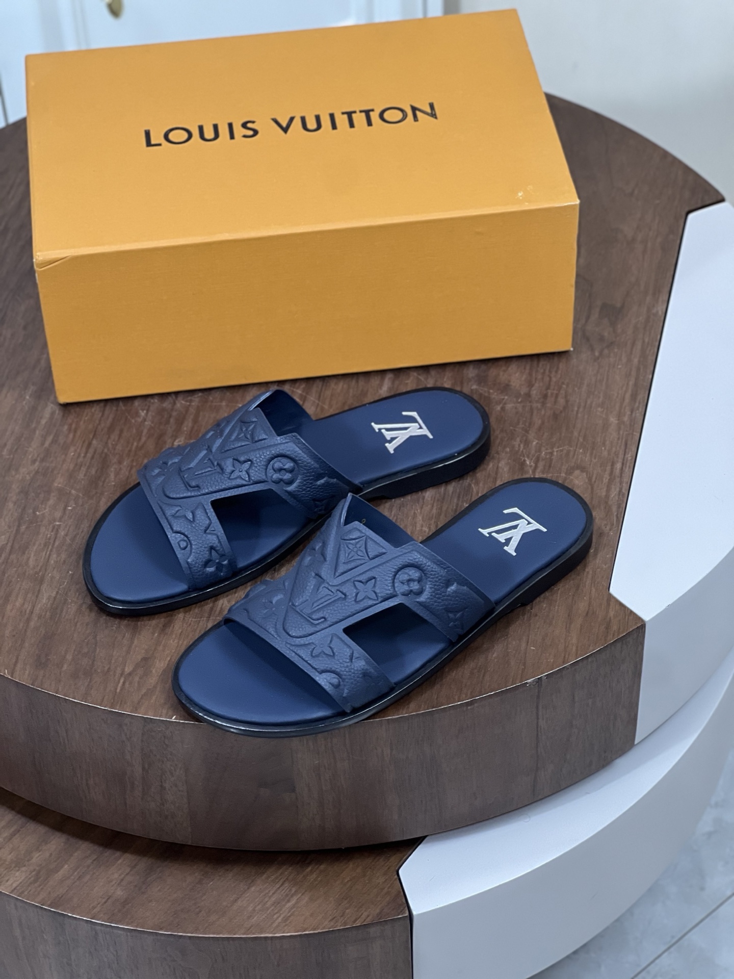 本款 Loui*V Oasis 凉拖
取材 Monogram 丹宁布和进口牛皮压花，...