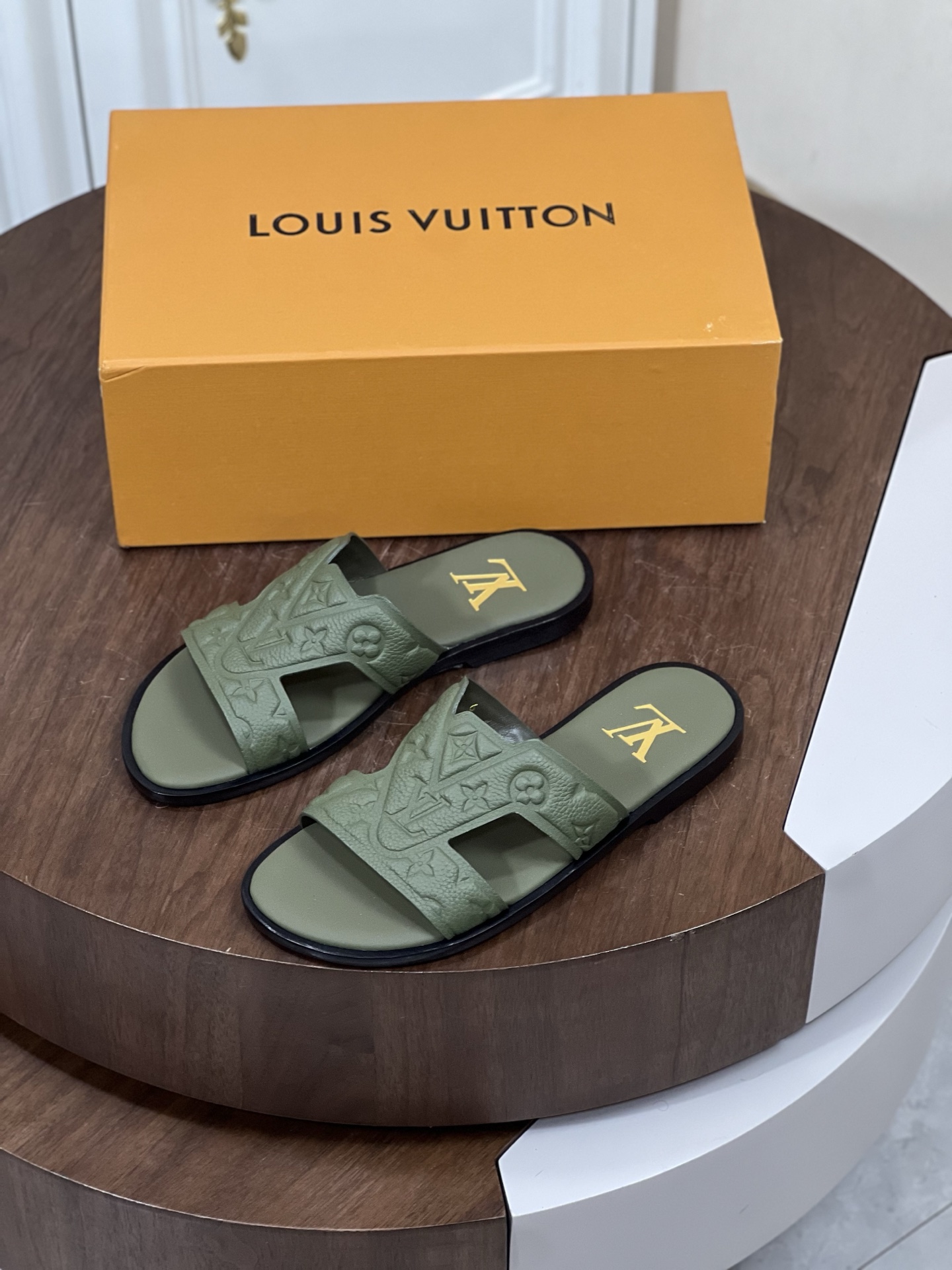 本款 Loui*V Oasis 凉拖
取材 Monogram 丹宁布和进口牛皮压花，...