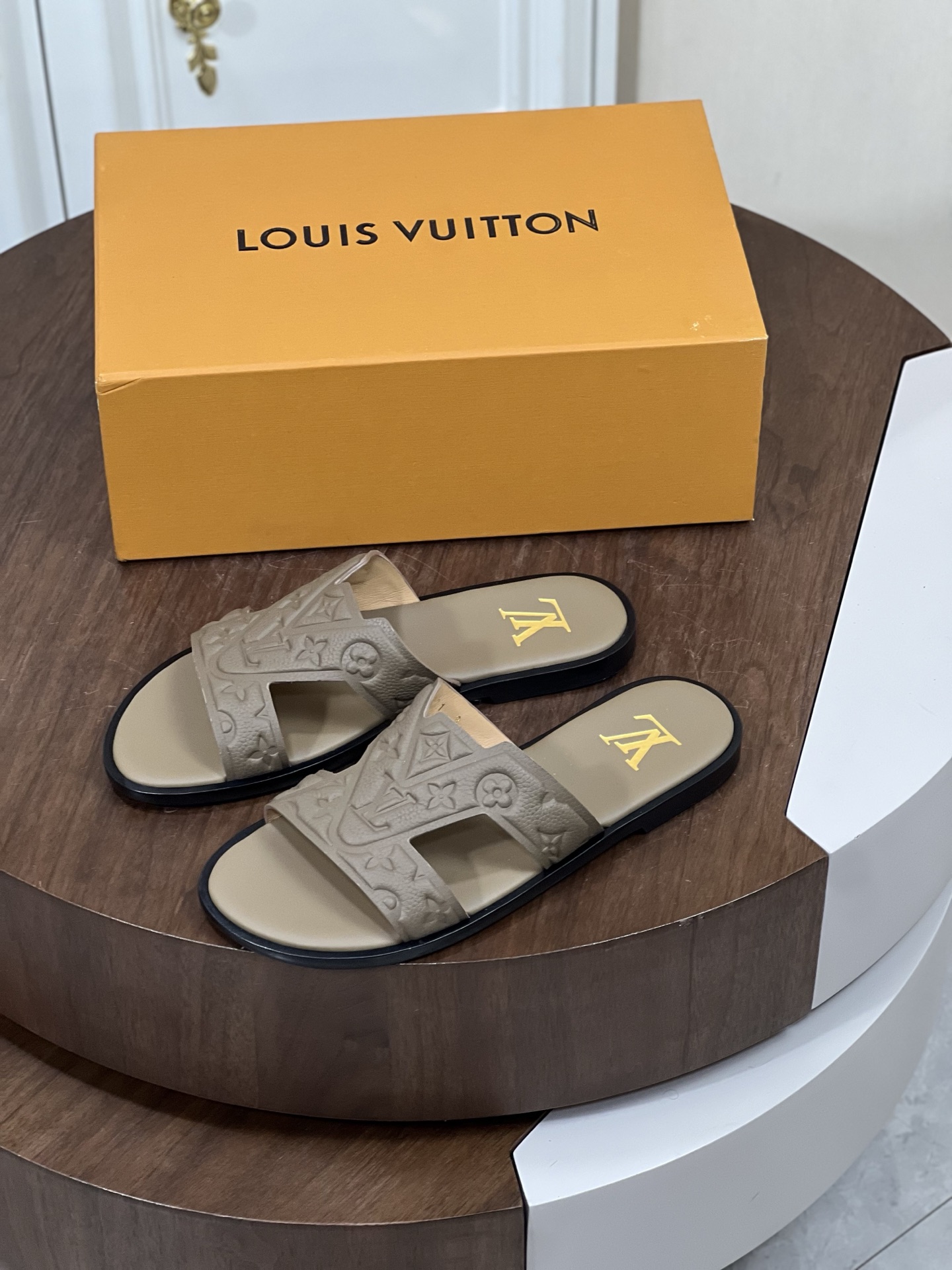 本款 Loui*V Oasis 凉拖
取材 Monogram 丹宁布和进口牛皮压花，...