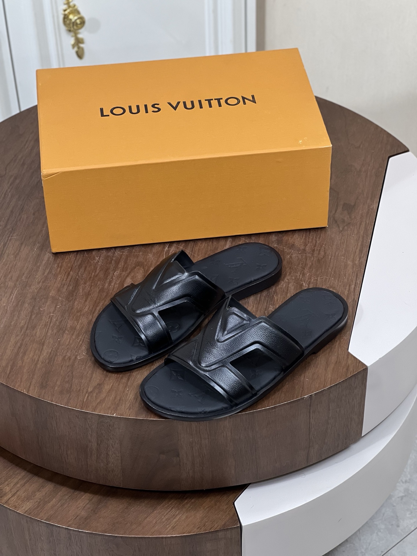 本款 Loui*V Oasis 凉拖
取材 Monogram 丹宁布和进口牛皮压花，...