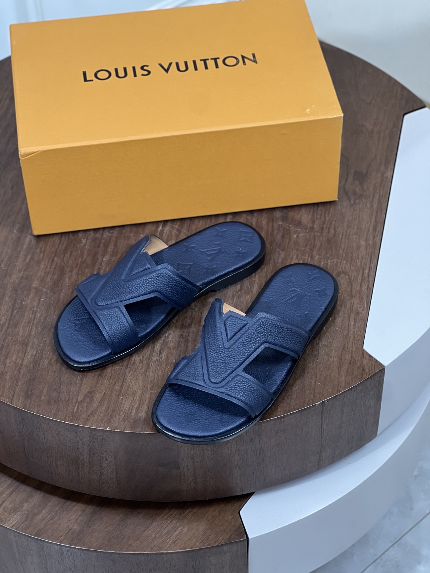 本款 Loui*V Oasis 凉拖
取材 Monogram 丹宁布和进口牛皮压花，...