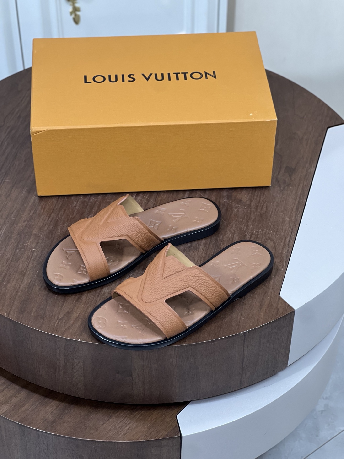 本款 Loui*V Oasis 凉拖
取材 Monogram 丹宁布和进口牛皮压花，...