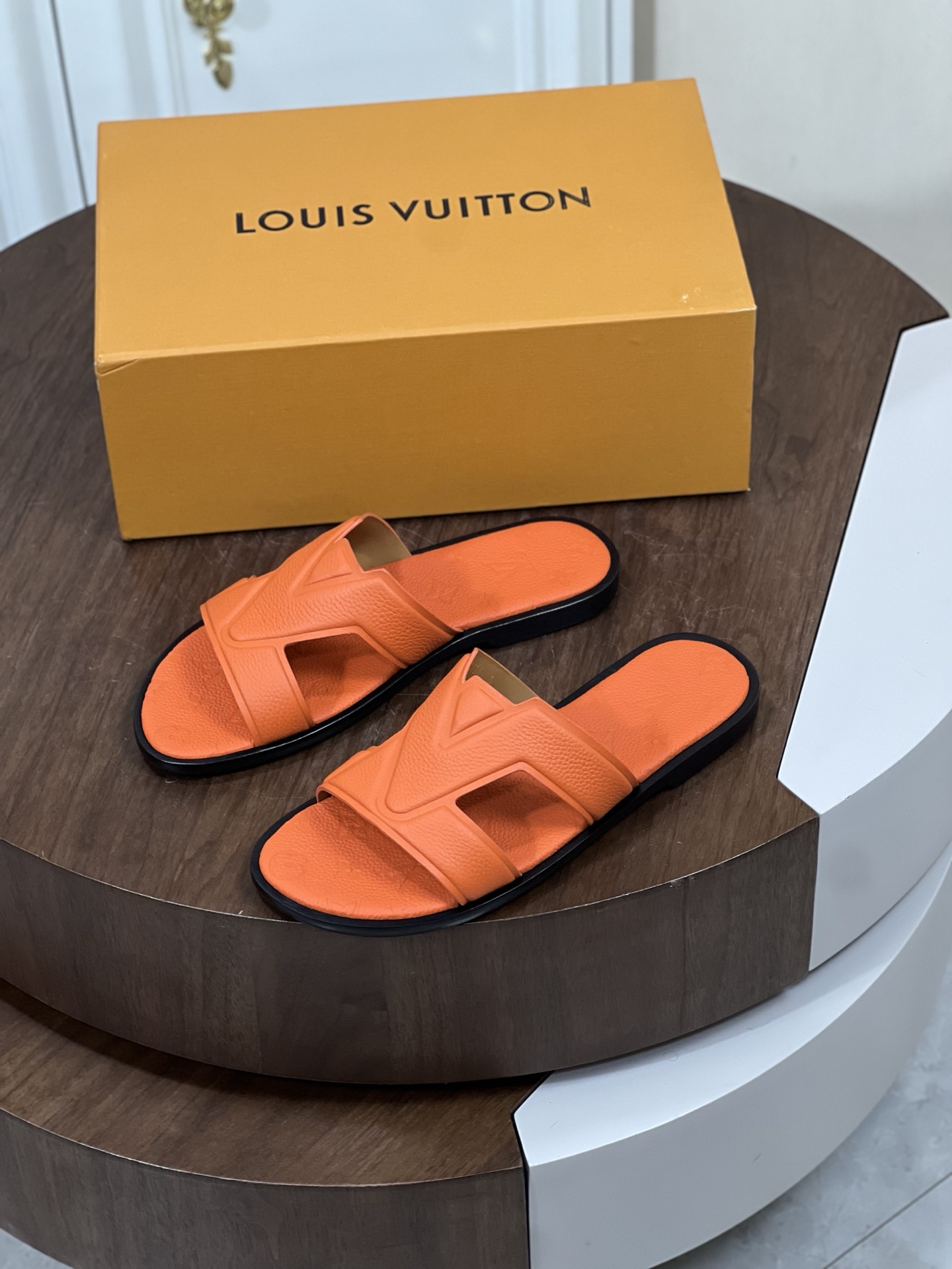 本款 Loui*V Oasis 凉拖
取材 Monogram 丹宁布和进口牛皮压花，...