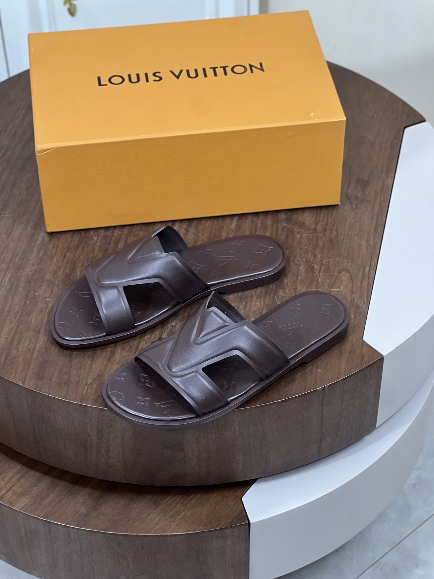 本款 Loui*V Oasis 凉拖
取材 Monogram 丹宁布和进口牛皮压花，...