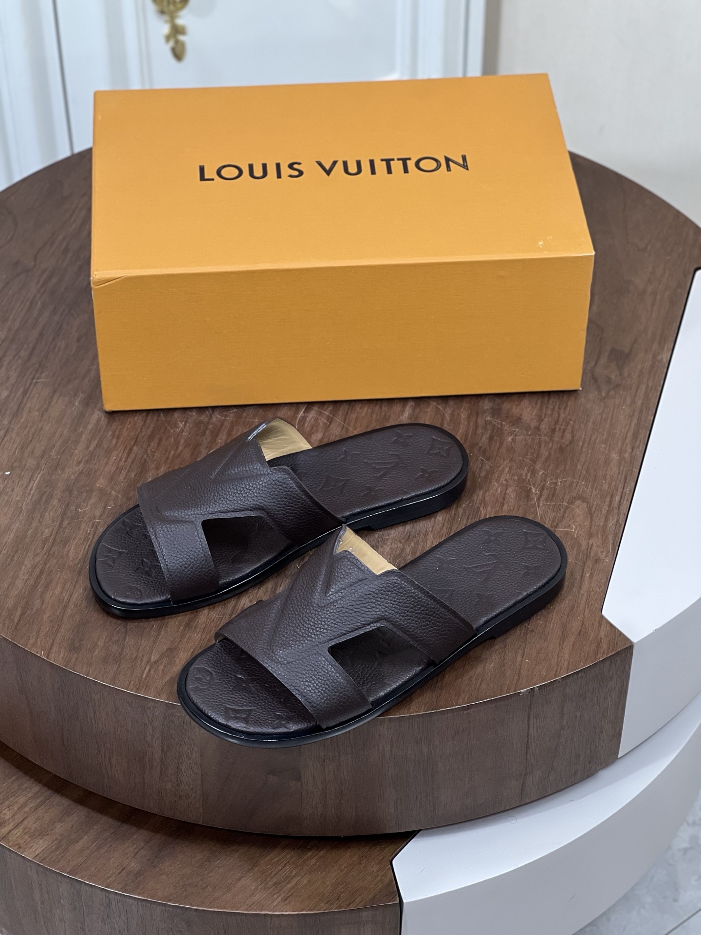 本款 Loui*V Oasis 凉拖
取材 Monogram 丹宁布和进口牛皮压花，...