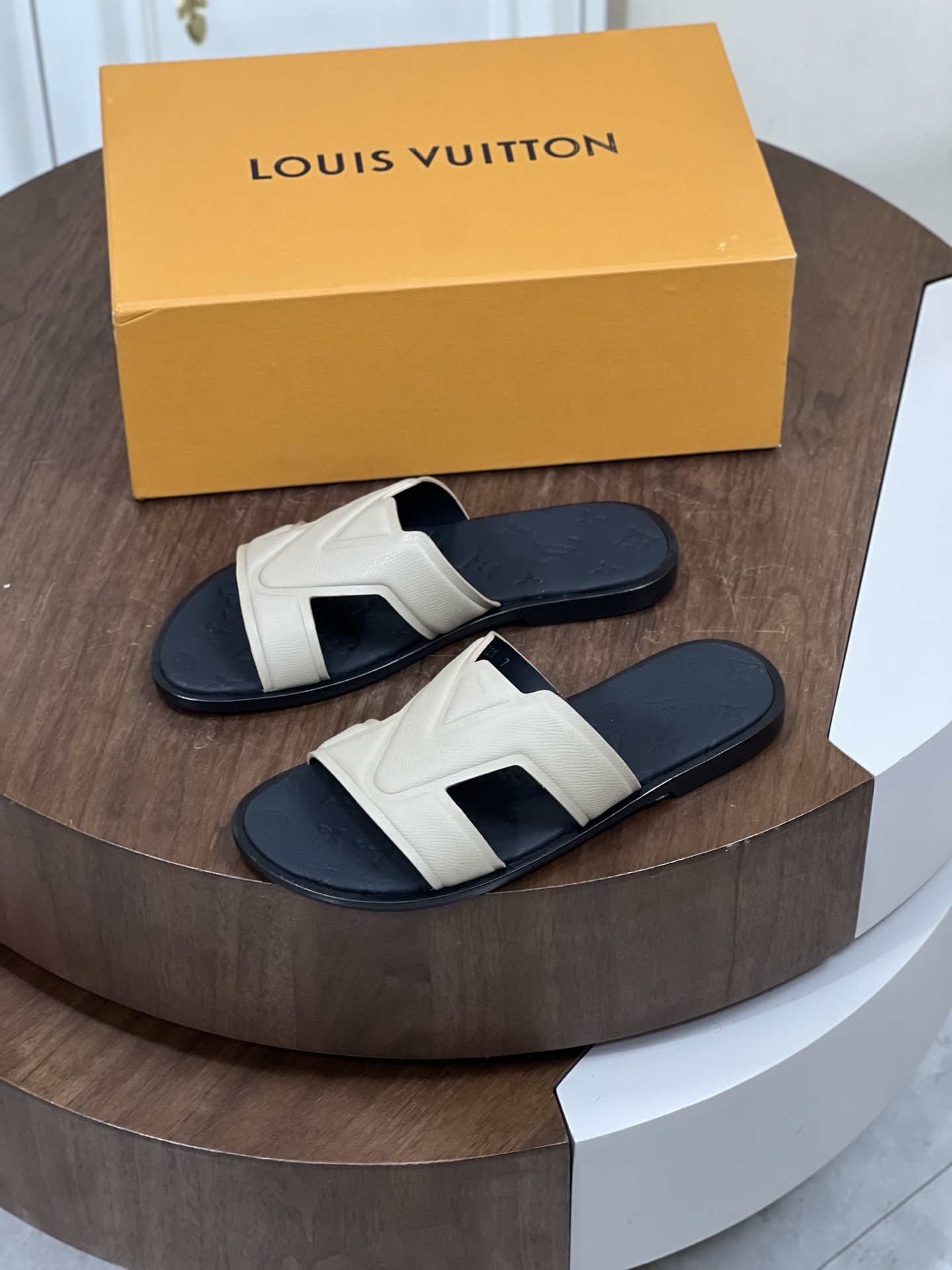 本款 Loui*V Oasis 凉拖
取材 Monogram 丹宁布和进口牛皮压花，...