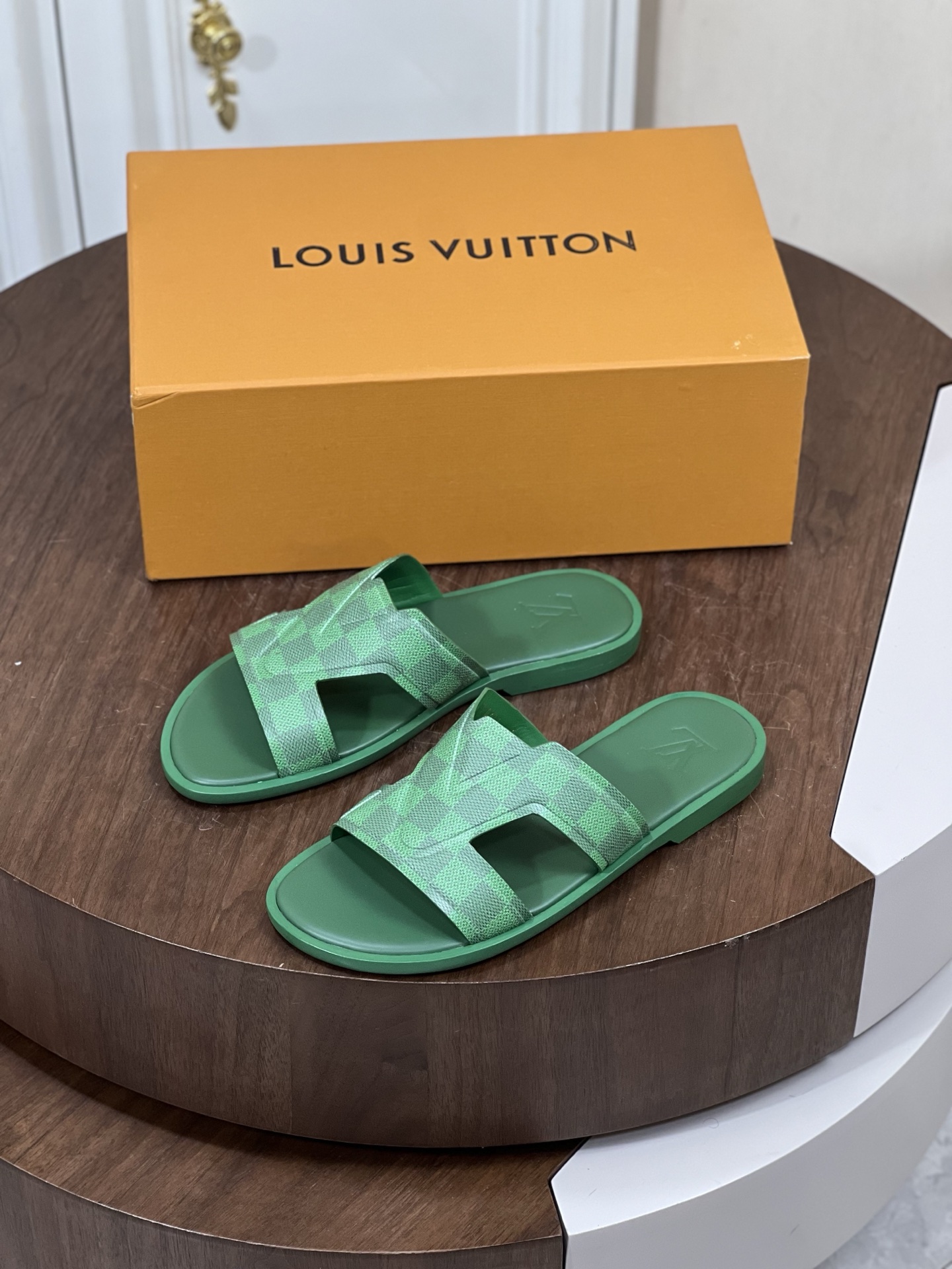 本款 Loui*V Oasis 凉拖
取材 Monogram 丹宁布和进口牛皮压花，...