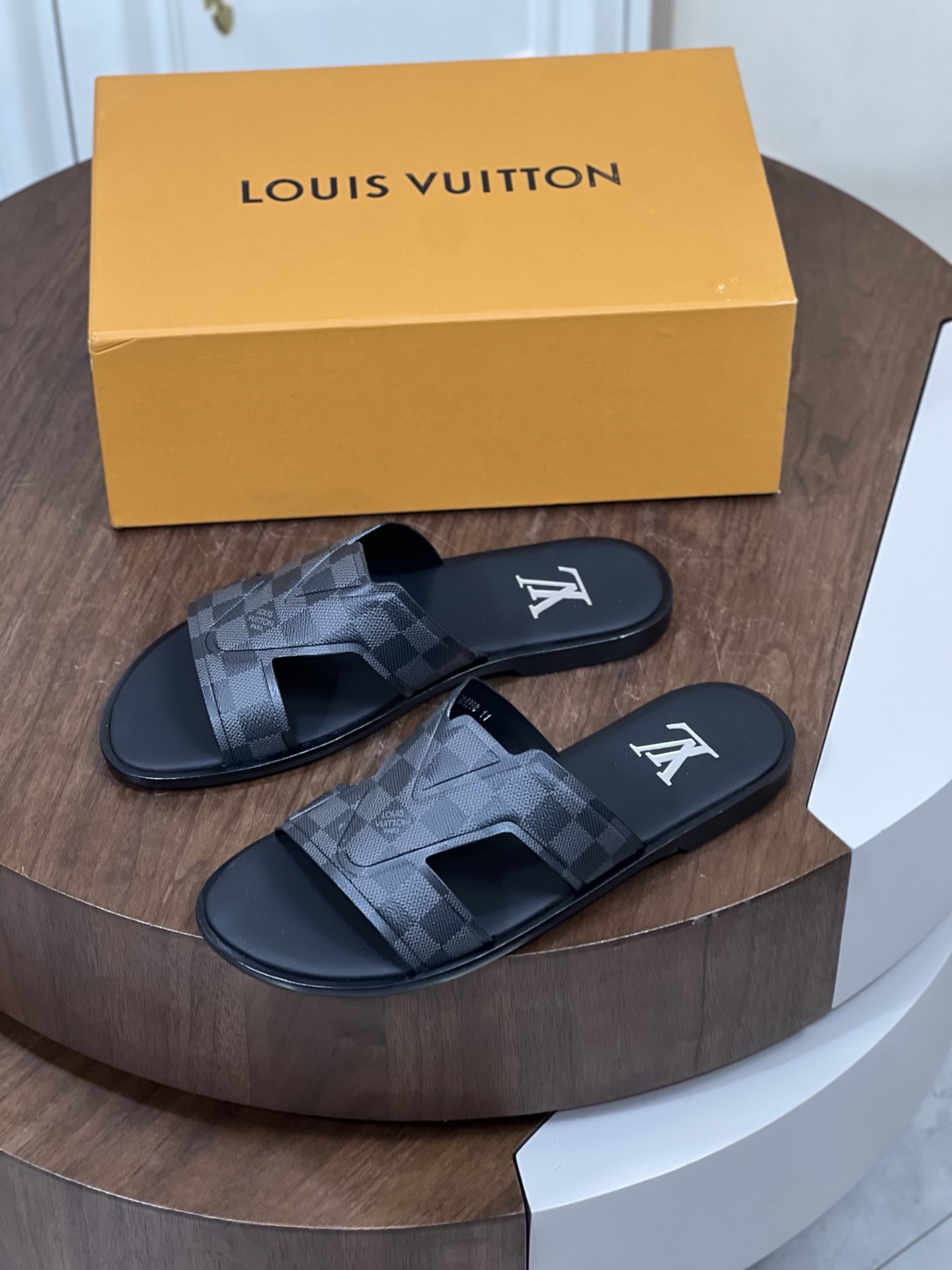 本款 Loui*V Oasis 凉拖
取材 Monogram 丹宁布和进口牛皮压花，...