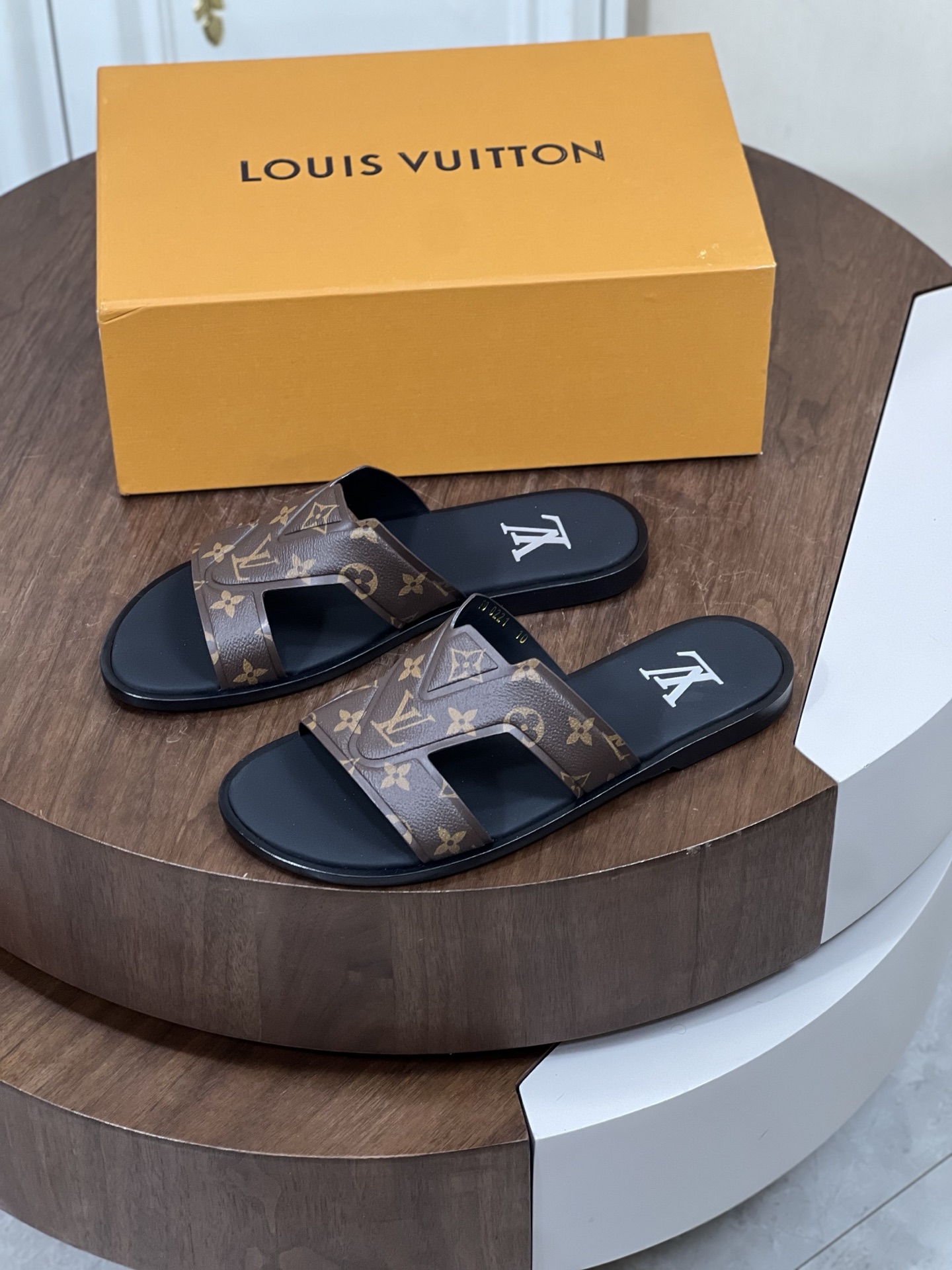 本款 Loui*V Oasis 凉拖
取材 Monogram 丹宁布和进口牛皮压花，...