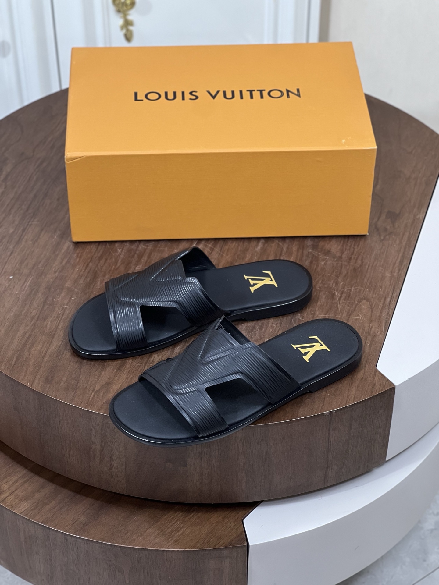 本款 Loui*V Oasis 凉拖
取材 Monogram 丹宁布和进口牛皮压花，...