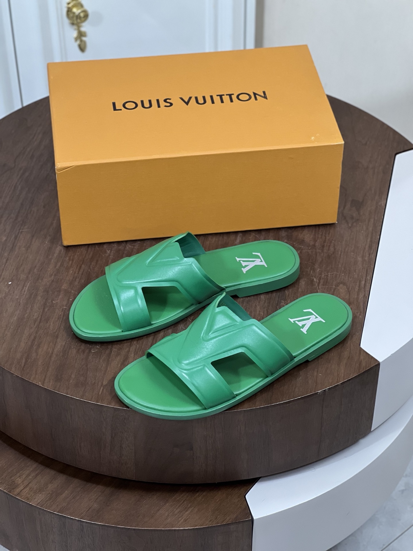 本款 Loui*V Oasis 凉拖
取材 Monogram 丹宁布和进口牛皮压花，...