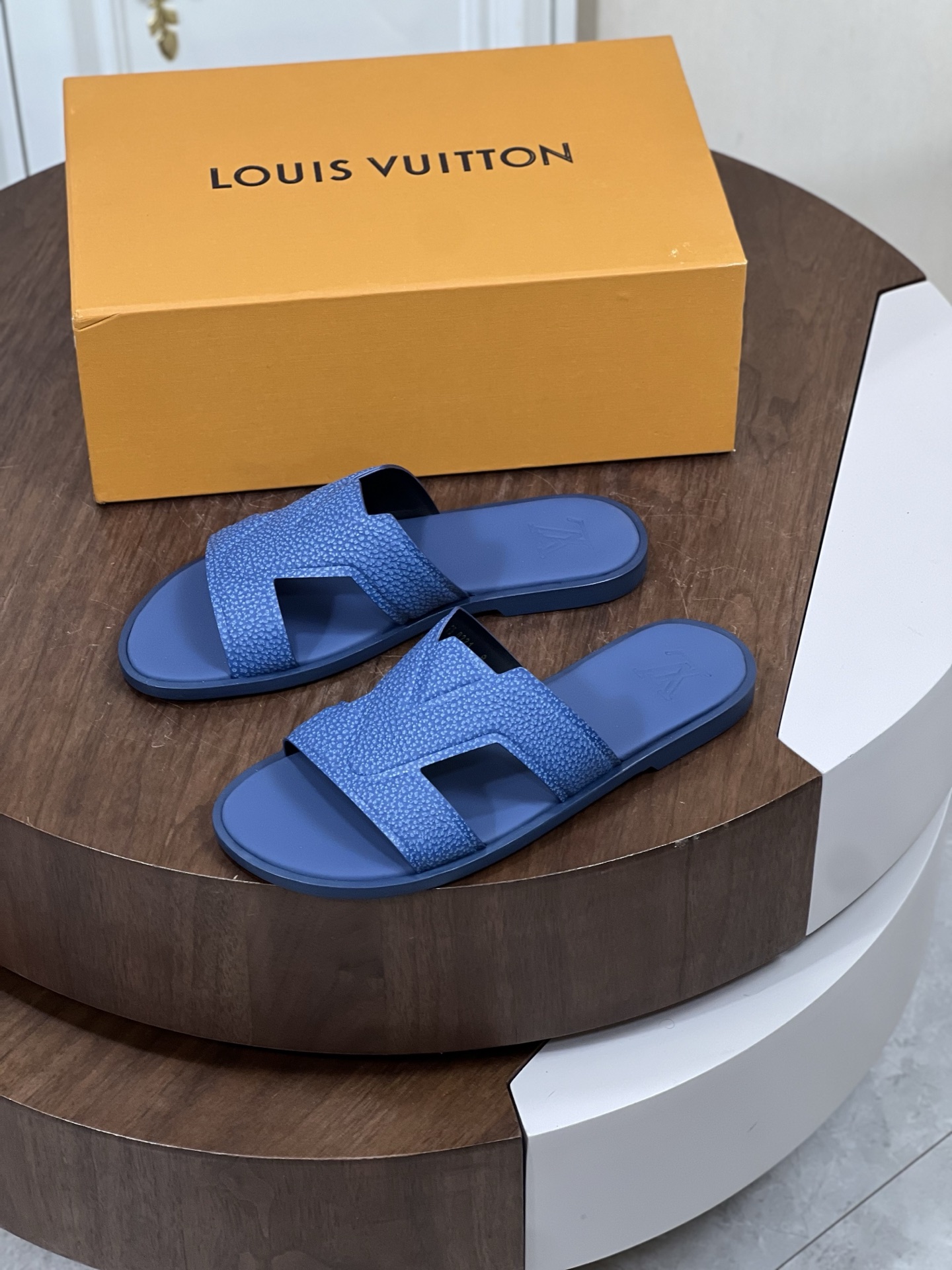 本款 Loui*V Oasis 凉拖
取材 Monogram 丹宁布和进口牛皮压花，...