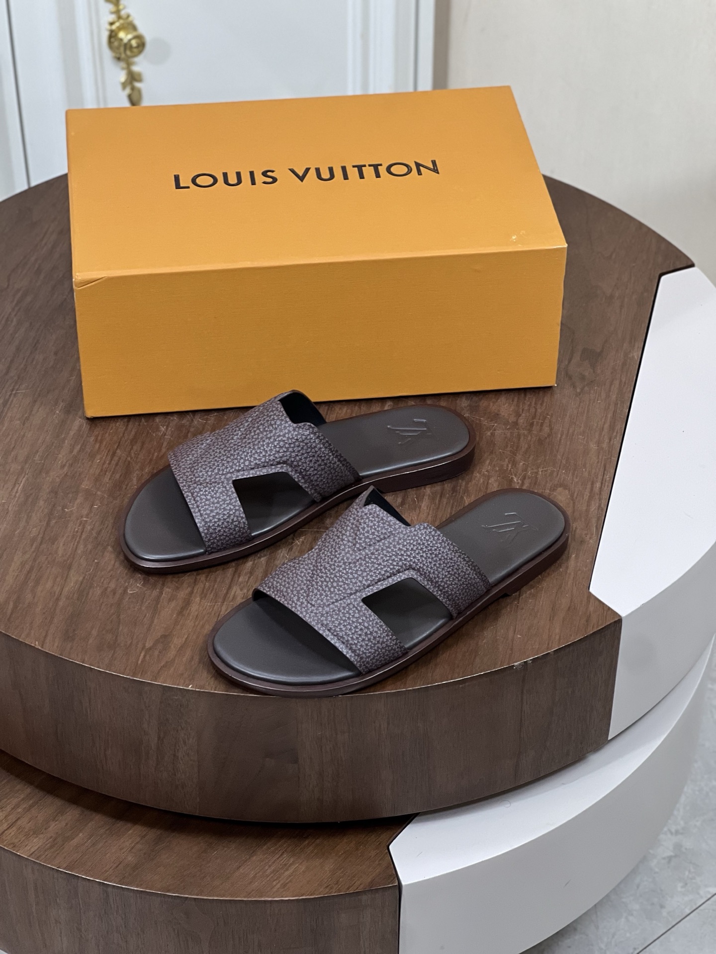 本款 Loui*V Oasis 凉拖
取材 Monogram 丹宁布和进口牛皮压花，...