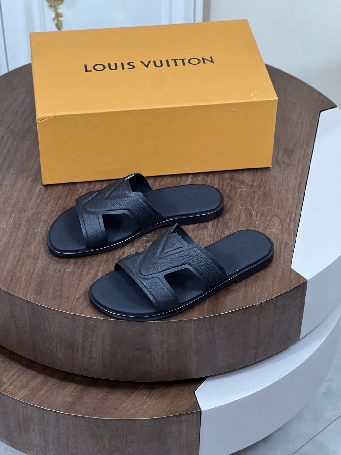 本款 Loui*V Oasis 凉拖
取材 Monogram 丹宁布和进口牛皮压花，...