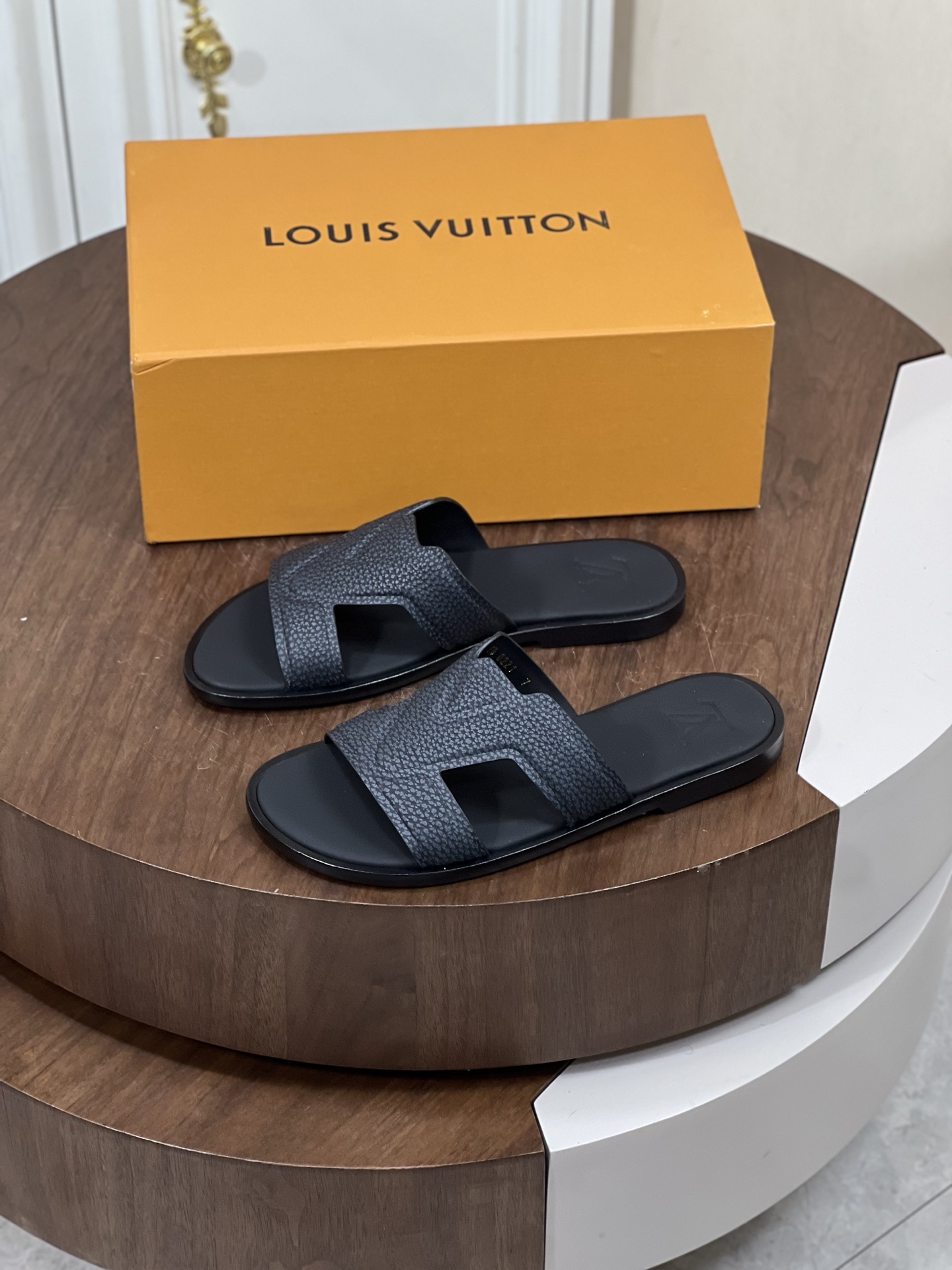 本款 Loui*V Oasis 凉拖
取材 Monogram 丹宁布和进口牛皮压花，...