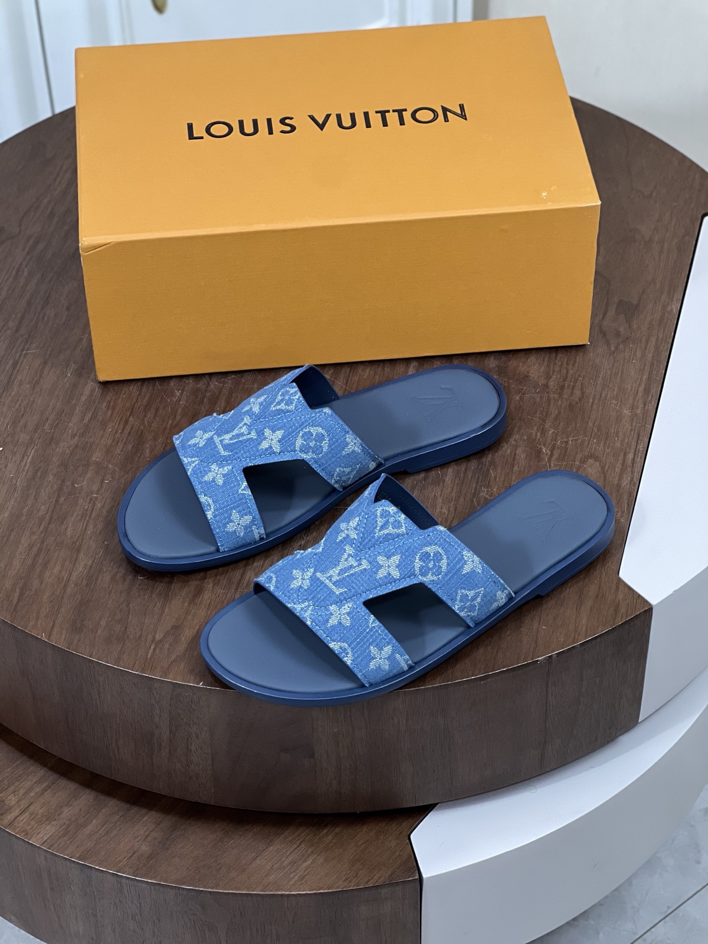 本款 Loui*V Oasis 凉拖
取材 Monogram 丹宁布和进口牛皮压花，...