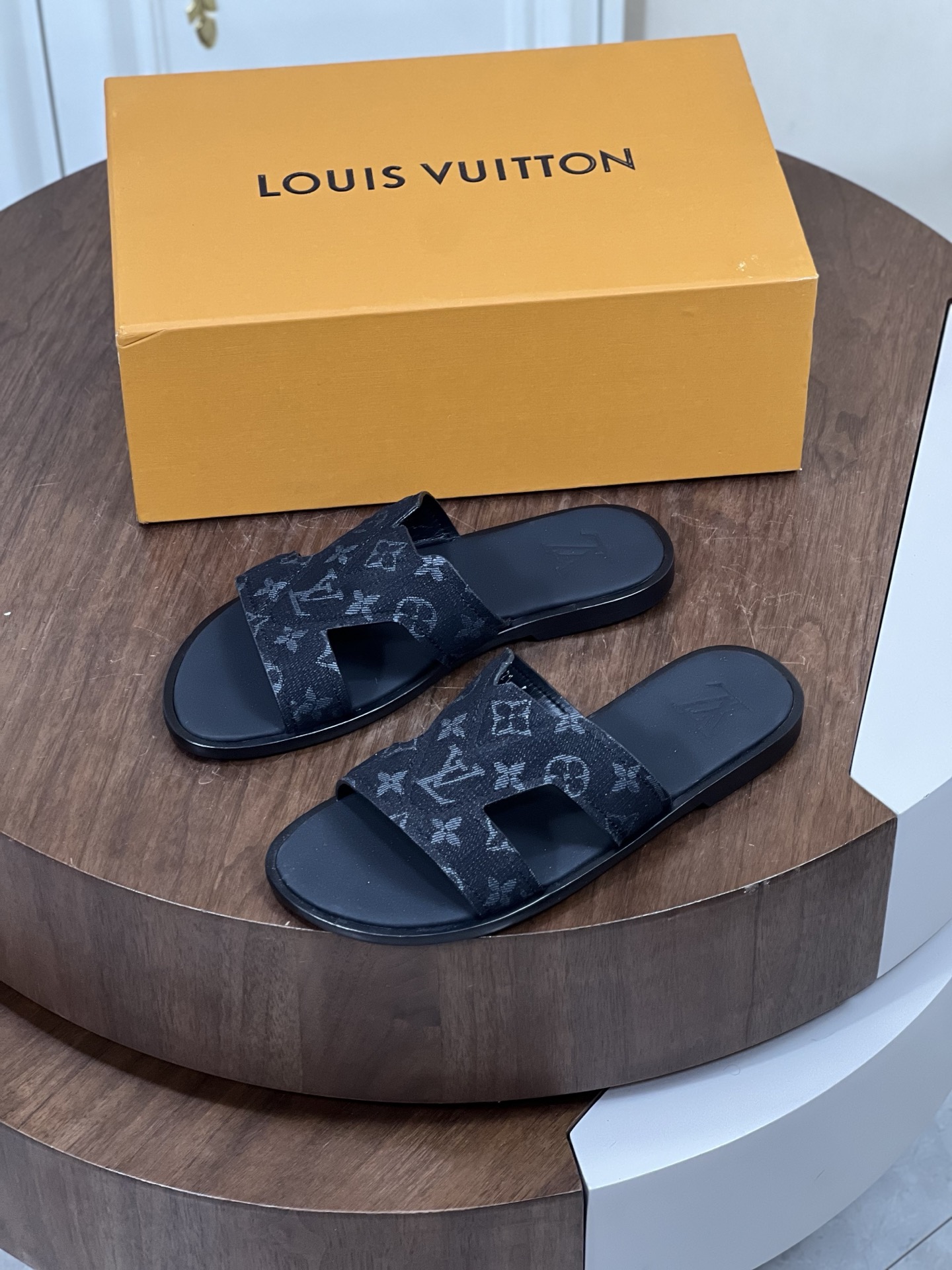 本款 Loui*V Oasis 凉拖
取材 Monogram 丹宁布和进口牛皮压花，...