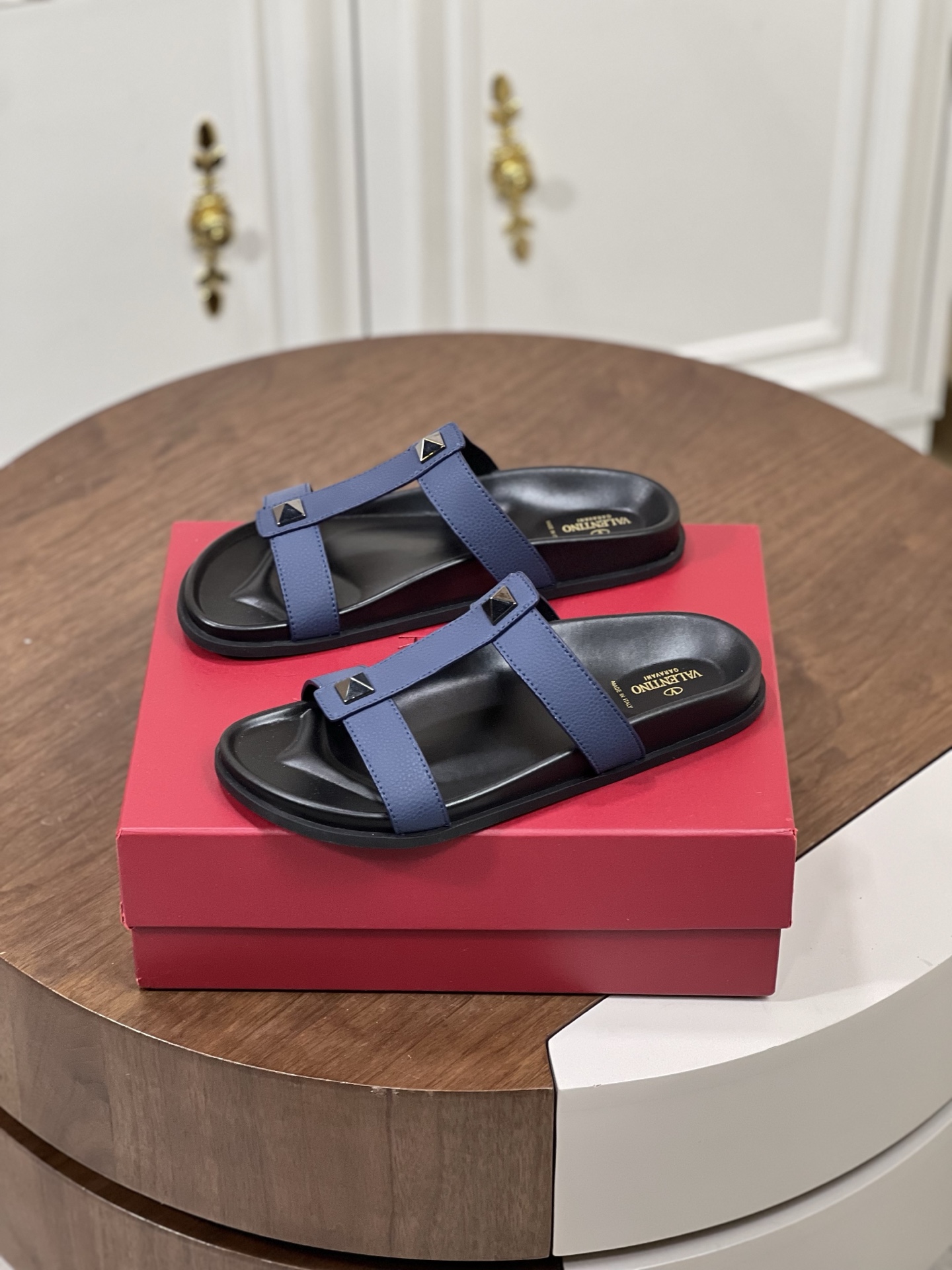 Valentin*华伦 夏日最新男款拖鞋
荔枝纹牛皮元素运用在拖鞋...