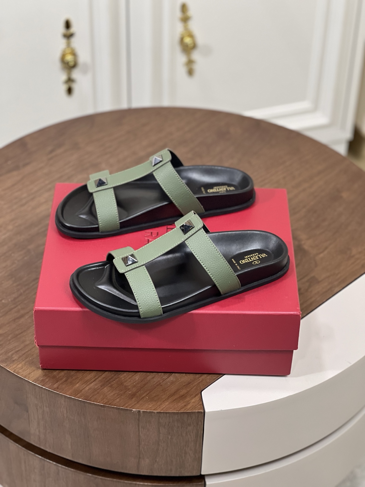 Valentin*华伦 夏日最新男款拖鞋
荔枝纹牛皮元素运用在拖鞋...