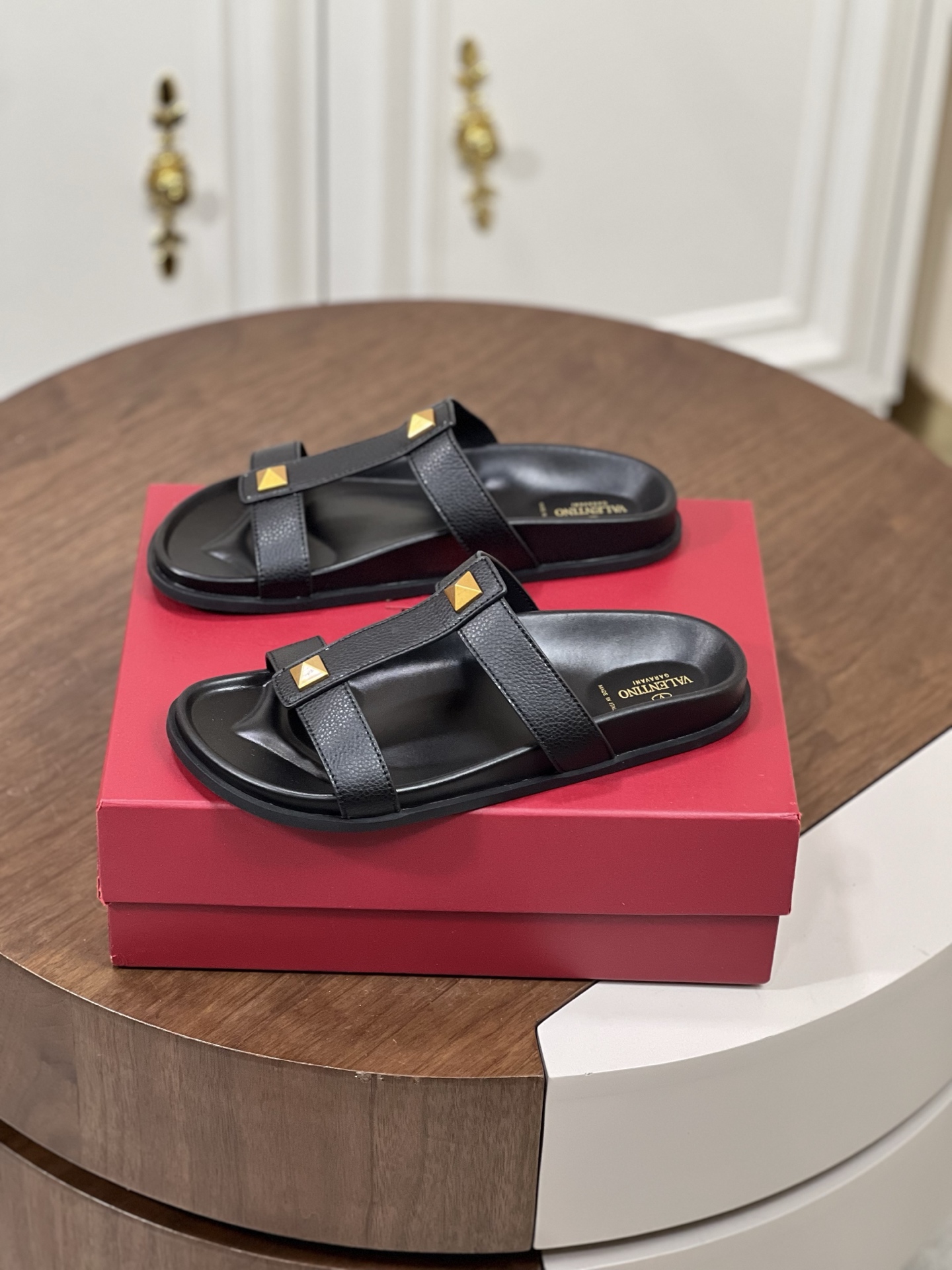 Valentin*华伦 夏日最新男款拖鞋
荔枝纹牛皮元素运用在拖鞋...