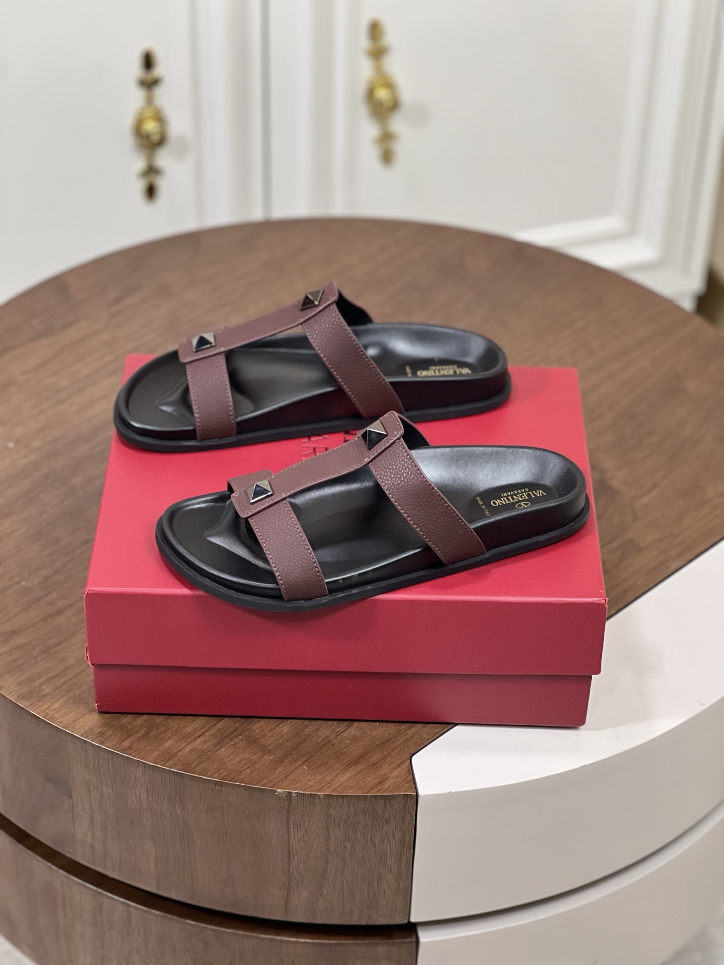 Valentin*华伦 夏日最新男款拖鞋
荔枝纹牛皮元素运用在拖鞋...