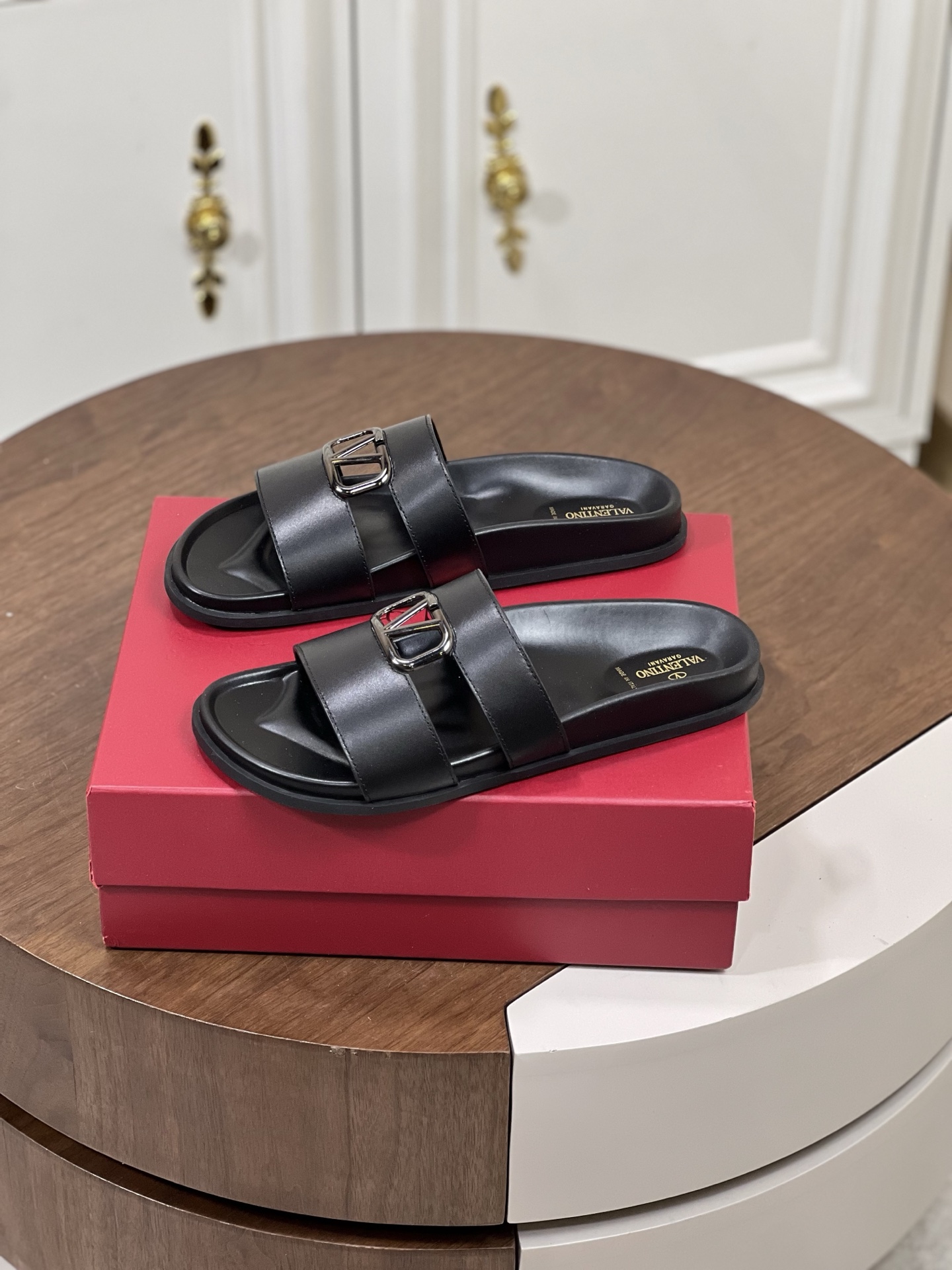 Valentin*华伦 夏日最新男款拖鞋
荔枝纹牛皮元素运用在拖鞋...