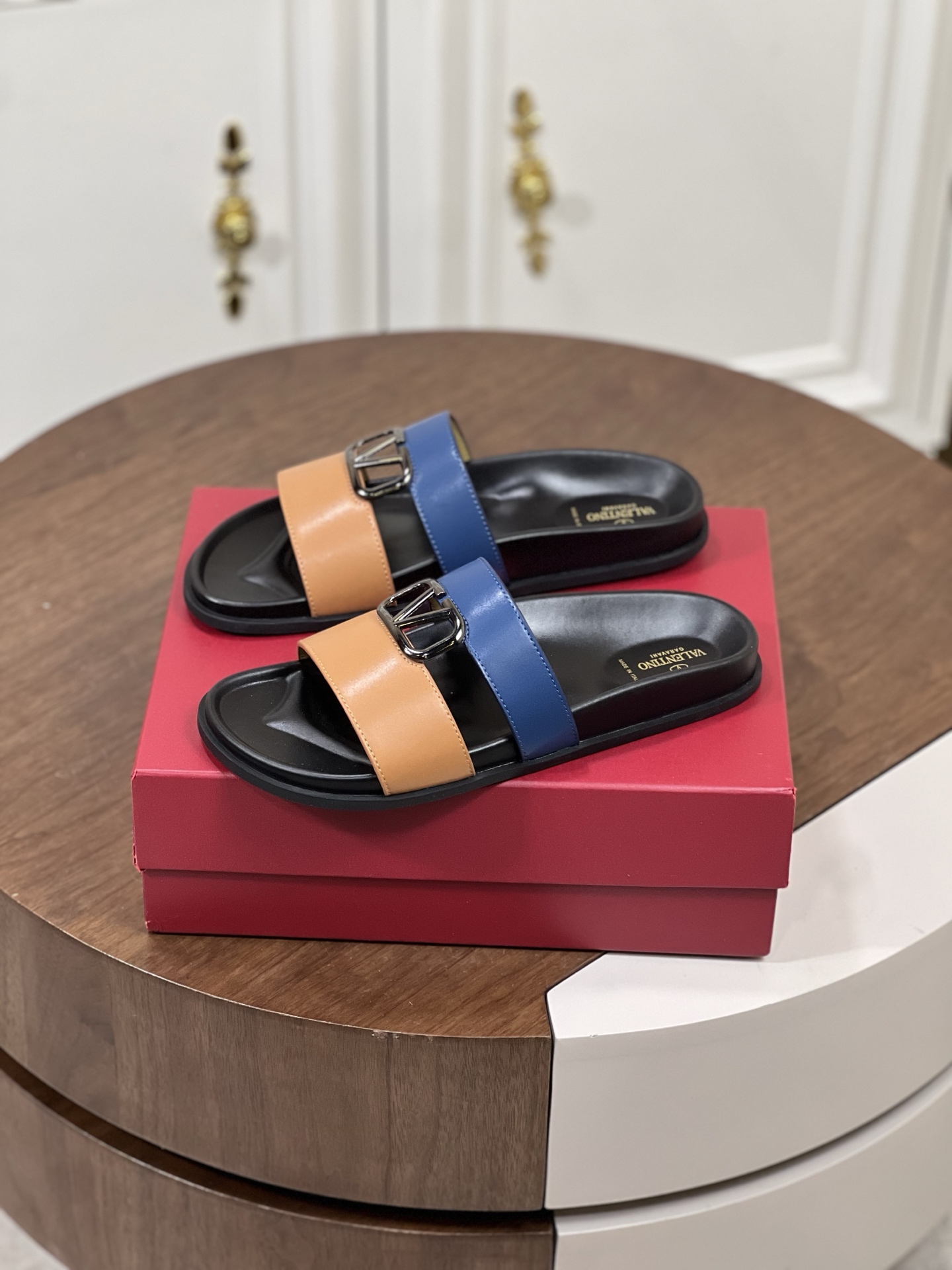 Valentin*华伦 夏日最新男款拖鞋
荔枝纹牛皮元素运用在拖鞋...