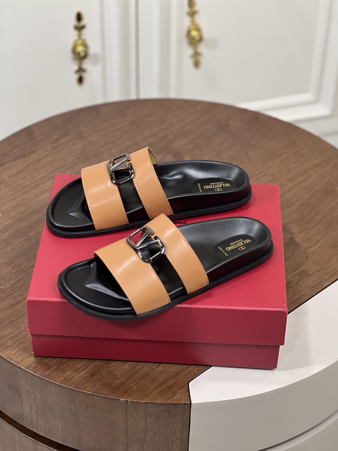 Valentin*华伦 夏日最新男款拖鞋
荔枝纹牛皮元素运用在拖鞋...